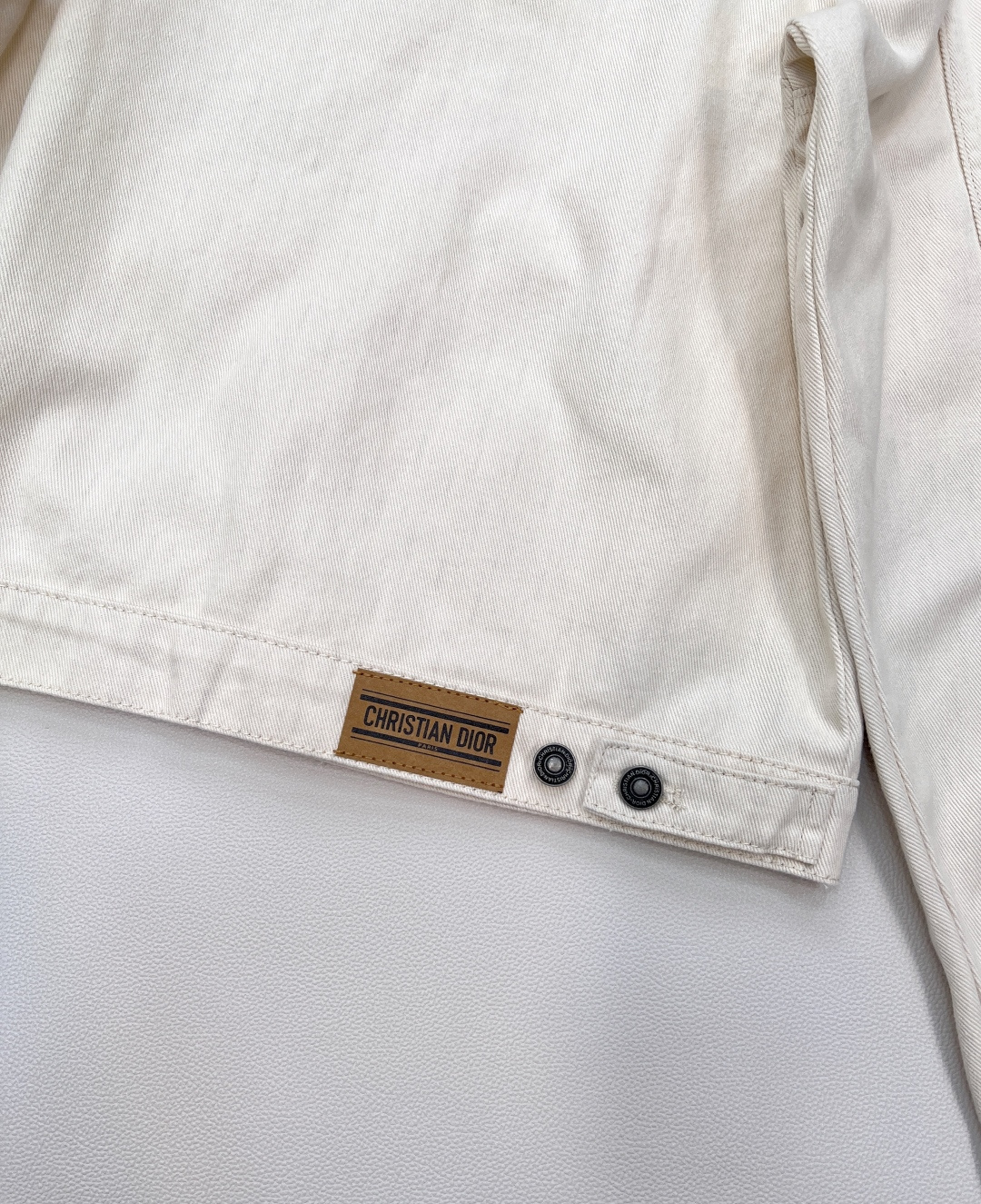 🆕Dior 25SS爆款翻领里底印花字母杏色牛仔外套，专柜爆款单品，杏色系经典百搭不过极具质感，整体呈现