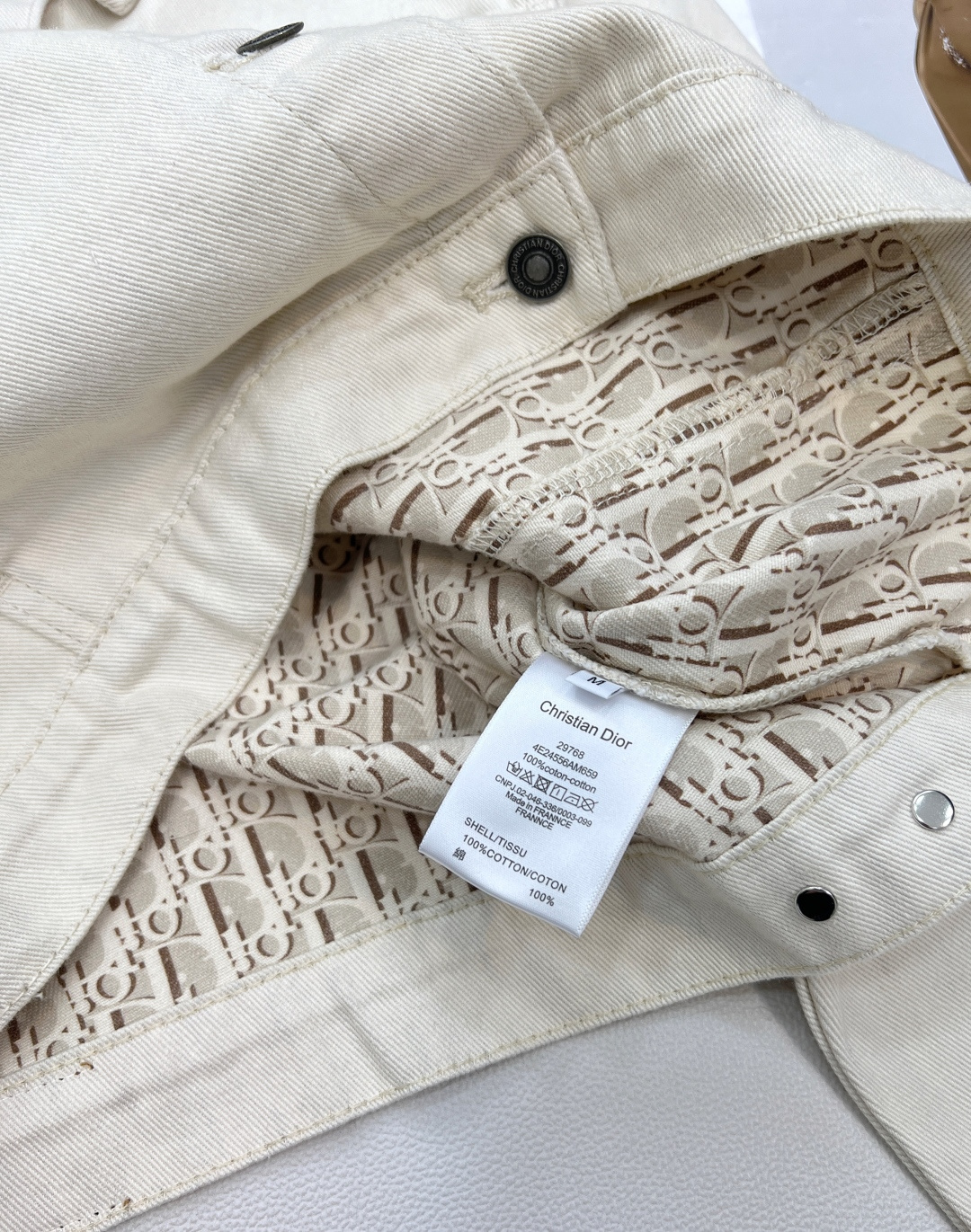 🆕Dior 25SS爆款翻领里底印花字母杏色牛仔外套，专柜爆款单品，杏色系经典百搭不过极具质感，整体呈现