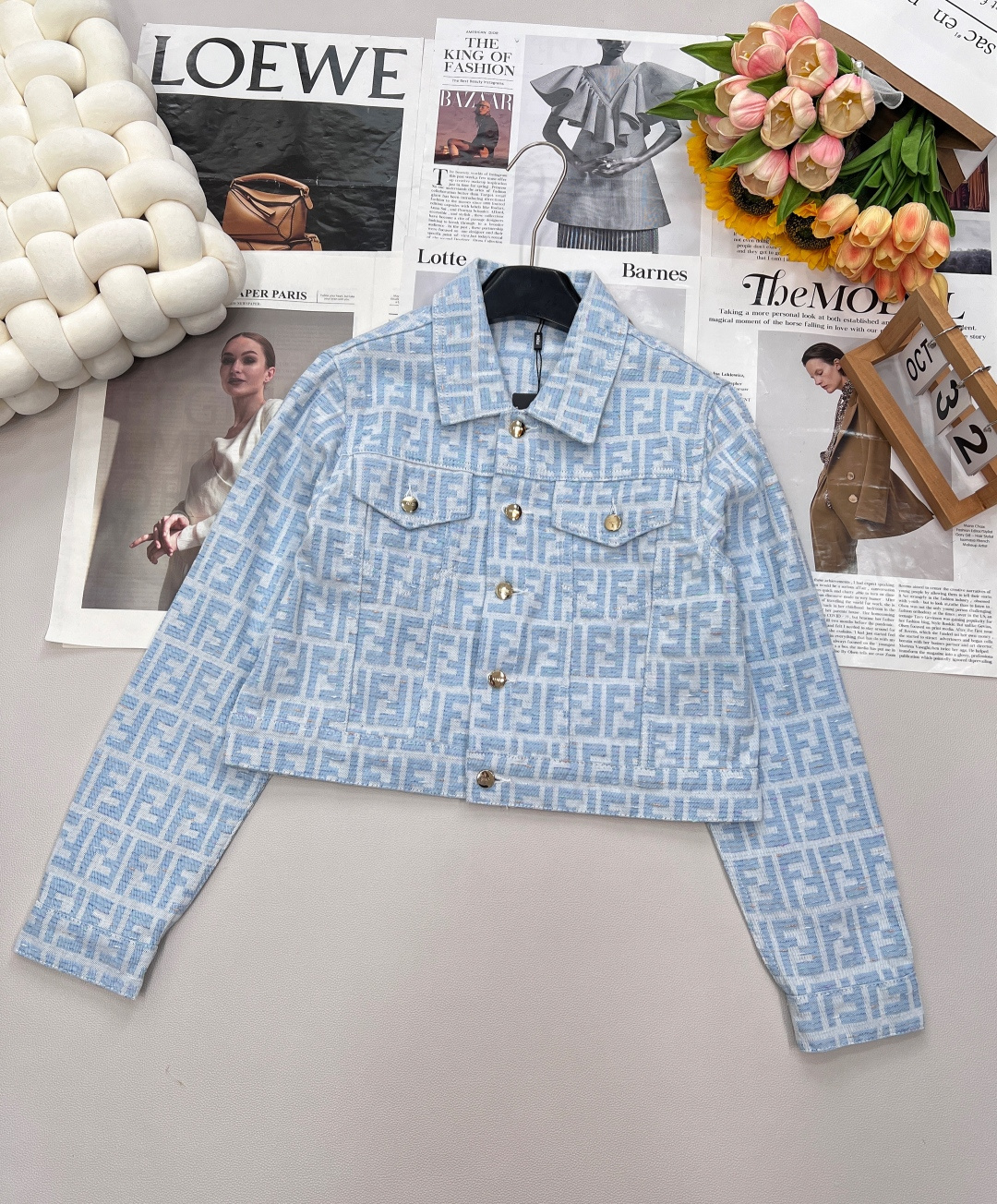 NO:478117,aFENDI2025 autumn and winter new product* double FF jacquard full print jacquard denim jacket, using imported pure cotton old gold silk fabric comfortable A-shaped style, upper body covers flesh and looks slim, can be sweet or salty, high-end and fashionable, Yb custom hardware accessories, the fabric is super soft and skin-friendly, it is irresistible for girls, strongly recommended, three standards are complete, large-scale products are available SML size sml, fendi, jackets & coats, alexander wang19860909aFENDI2025秋冬新品*双FF 提花满印爆款提花牛仔外套,采用进口纯棉老花金丝面料舒适 A字版型 上身遮肉显瘦 可甜可盐 高级又时髦 Yb定制五金配件 面料超柔软亲肤感十足少女无可抗拒,强烈推荐,三标齐全,大货出 尺码sml 编,,fendi,jackets & coats,alexander wang,Women's clothing