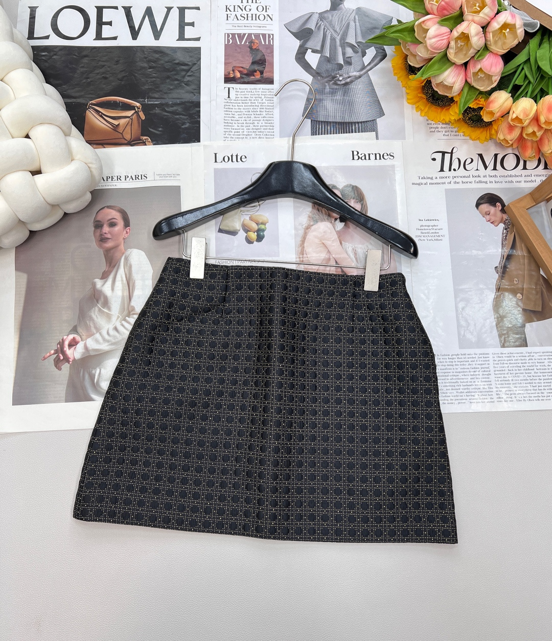 NO:478124,DIOR's new black gold butterfly quilted quilted technical skirt, the rattan plaid is presented in a delicate quilting way, full of three-dimensional sense. The cleverly integrated black gold color scheme makes the classic new charm. The calm and restrained black, paired with the embellishment of golden silk threads, is luxurious without losing style. Each plaid looks like a carefully carved work of art, shining brightly while walking. Using advanced quilting technology, each stitching is neat and fine, demonstrating the superb skills of craftsmen. This craft not only makes the texture of the skirt a higher level, but also adds its crispness and is not easy to deform.  .At the same time, the quilting treatment also improves the warmth performance of the skirt to a certain extent, allowing you to have both fashion and warmth in autumn and winter. The versatility of this skirt is unique. No matter which style it is, it can be perfectly adapted to easily meet your outfit needs in different occasions. The three standards are complete, and large-scale size sml is printed, dior, skirts, alexander wang19860909DIOR新款黑金蝴蝶戴妃藤格纹绗缝技术面半裙,藤格纹以精致绗缝的方式呈现,立体感十足 .巧妙融入的黑金配色,让经典焕发全新魅力.黑色的沉稳内敛,搭配金色丝线的点缀,奢华而不失格调,每一个格纹都像是精心雕琢的艺术品,行走间熠熠生辉.采用先进的绗缝技术,每一道缝线都工整细密,彰显着匠人的高超技艺.这种工艺不仅让半裙的质感更上一层楼,还增加了它的挺括感,不易变形 .同时,绗缝处理也在一定程度上提升了半裙的保暖性能,让你在秋冬季节也能时尚与温暖兼得.这条半裙的百搭性堪称一绝.无论是哪种风格,它都能完美适配,轻松满足你不同场合的穿搭需求,三标齐全,大货出 尺码sml 编,,dior,skirts,alexander wang,Women's clothing