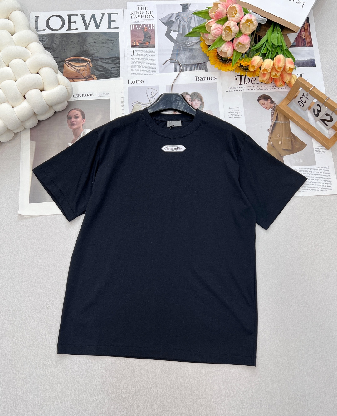 NO:478071,DIOR's new small-label round neck short sleeves, using 24S special-spun tight cotton fabric, 185g; matched with 32S double yarn thread, 300g. The tight spinning strength is higher than that of traditional single yarn, and the single fibers in the tight yarn are arranged tightly, which helps to improve the strength of the yarn. The ends of the fibers are twisted into the yarn, so the yarn is very tight, and the yarn looks smooth and there are fewer hair feathers. The tight spinning yarn has higher strength and fewer hair feathers, which is not easy to cause hair fraying. The 'Paris' on the chest is decorated with a small label to emphasize the brand's French bloodline and fashion tradition; it is presented through the jacquard woven label process, reflecting the brand's pursuit of high-end craftsmanship and classic aesthetics. Through the digital jacquard loom  The brand text/pattern is directly woven into the label, with clear texture and no burrs on the edges, which makes it more three-dimensional and durable than ordinary printed labels. High-string cotton material is used to ensure soft touch while maintaining a crispness; classic white-black letters are interspersed, improving the texture through the luster of the yarn itself. The neckline is round and curved, suitable for all face shapes and figures; the sleeves are moderate and just above the elbow, showing a capable and neat image. Slim-fitting tailoring can show the wearer's figure curve while not losing comfort. The neckline, cuffs, hem and other parts are sewn with fine double needle thread. Three standards are complete, large-scale size xssml code, dior, T-shirt, alexander wang19860909DIOR新款小标签圆领短袖,采用24S特纺紧密棉面料,185g；搭配32S双纱螺纹,300g.紧密纺强力比传统单纱高,紧密纱中的单纤维排列紧密,有助于提高纱线的强力.纤维的端头均捻入纱线内,因此成纱非常紧密,纱线外观光洁毛羽少.紧密纺纱线强力较高毛羽较少,不易产生磨毛的现象. 胸前饰以小标签上的“Paris”强调品牌的法式血统与时装传统；通过提花织唛工艺呈现,体现了品牌对高级工艺与经典美学的追求.通过数码提花织机 将品牌文字/图案直接织入标签,纹理清晰、边缘无毛刺,对比普通印刷标签更显立体感与耐久性.采用高支棉材质,确保柔软触感的同时保持挺括；经典白底黑字穿插,通过纱线本身的光泽提升质感. 领口呈现圆润的弧形,适合各种脸型和身材；袖子适中刚好结束在肘部上方,展现出干练利落的形象.采用修身剪裁,能够展现出穿着者的身材曲线,同时不失舒适感.领口、袖口、下摆等部分都有精细双针走线的缝制.三标齐全,大货出 尺码xssml 编码,,dior,T-shirt,alexander wang,Women's clothing