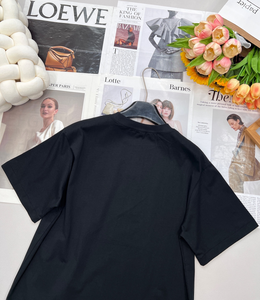 🆕DIOR新款小标签圆领短袖，采用24S特纺紧密棉面料，185g；搭配32S双纱螺纹，300g。紧密纺强