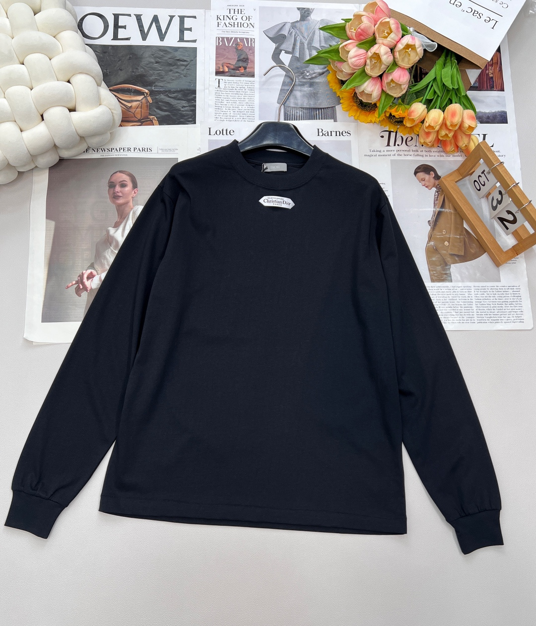 NO:478102,DIOR's new small-label round neck long-sleeved T-shirt, using 24S special-spun tight cotton fabric, 185g; matched with 32S double yarn thread, 300g. The tight spinning strength is higher than that of traditional single yarn, and the single fibers in the tight yarn are arranged tightly, which helps to improve the strength of the yarn. The ends of the fibers are twisted into the yarn, so the yarn is very tight, and the yarn looks smooth and there are fewer hair feathers. The tight spinning yarn has higher strength and fewer hair feathers, which is not easy to cause hair fraying. 'Paris' on the label emphasizes the brand's French ancestry and fashion tradition; it is presented through the jacquard woven label process, reflecting the brand's pursuit of high-end craftsmanship and classic aesthetics. Through the digital jacquard loom  The brand text/pattern is directly woven into the label, with clear texture and no burrs on the edges, which makes it more three-dimensional and durable than ordinary printed labels. High-string cotton material is used to ensure soft touch while maintaining a crispness; classic white-based black characters are interspersed to enhance the texture through the luster of the yarn itself. The neckline is round and curved, suitable for all face shapes and figures; the sleeves are moderately long and just above the elbow, showing a capable and neat image. The slim-fitting tailoring can show the wearer's figure curve while not losing comfort. The neckline, cuffs, hem and other parts are sewn with fine double needle thread. Three standards are complete, large-scale size xssml woven, dior, tees, t-shirt, alexander wang19860909DIOR新款小标签圆领长袖T恤,采用24S特纺紧密棉面料,185g；搭配32S双纱螺纹,300g.紧密纺强力比传统单纱高,紧密纱中的单纤维排列紧密,有助于提高纱线的强力.纤维的端头均捻入纱线内,因此成纱非常紧密,纱线外观光洁毛羽少.紧密纺纱线强力较高毛羽较少,不易产生磨毛的现象. 标签上的“Paris”强调品牌的法式血统与时装传统；通过提花织唛工艺呈现,体现了品牌对高级工艺与经典美学的追求.通过数码提花织机 将品牌文字/图案直接织入标签,纹理清晰、边缘无毛刺,对比普通印刷标签更显立体感与耐久性.采用高支棉材质,确保柔软触感的同时保持挺括；经典白底黑字穿插,通过纱线本身的光泽提升质感. 领口呈现圆润的弧形,适合各种脸型和身材；袖长适中刚好结束在肘部上方,展现出干练利落的形象.采用修身剪裁,能够展现出穿着者的身材曲线,同时不失舒适感.领口、袖口、下摆等部分都有精细双针走线的缝制.三标齐全,大货出 尺码xssml 编,,dior,tees，t-shirt,alexander wang,Women's clothing