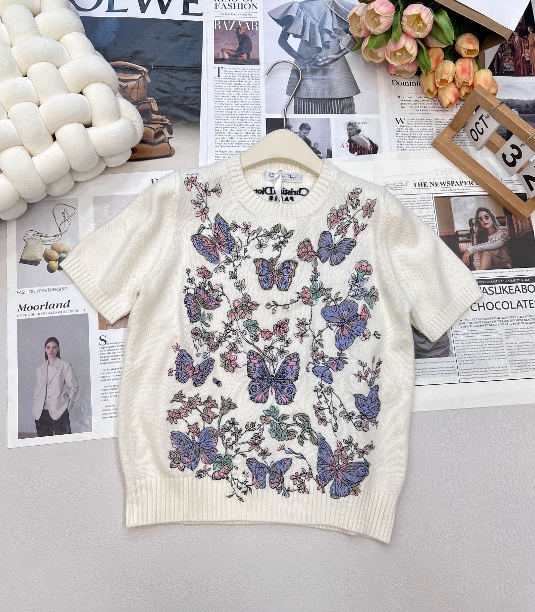 NO:478120,DIOR Heavy Industry Embroidery Butterfly Flower Wool Sweater Short Sleeve Inspired by Monet’s Dream Garden, DIOR perfectly combines art and fashion with exquisite craftsmanship. This cashmere sweater short sleeve is made of top-grade cashmere material, which is soft and delicate, light and fits the skin, bringing the ultimate wearing experience. Floral sweater full of spring atmosphere, French casual pastoral style, romantic and sweet floral embroidery graffiti, have a romantic date with spring, the simple style incorporates exquisite floral elements, making it full of high-end feeling!  The clothes are decorated with heavy-duty embroidered butterfly flowers, each needle and thread are ingenious, and the lifelike flowers seem to emerge from the canvas, blooming with romance and elegance. The exquisite tailoring and short-sleeved design not only retain the classic French style, but also add a touch of modernity. The classic style is closed and does not step on the thunder, and the gentle touch is interpreted freely in daily life. The overall playful and elegant, with a bit of bubble shoulders on the shoulders, and the butterfly flower embroidery shows colorful colors, and the style is relaxed and neat. This length is super friendly to the height of girls, and it has a very right proportion with any bottom. Size sml code, dior, T-shirt, alexander wang19860909DIOR 重工刺绣蝴蝶花卉羊毛针织衫短袖 灵感源自莫奈笔下的梦幻花园,DIOR以精湛工艺将艺术与时尚完美融合.这款羊绒针织衫短袖,采用顶级羊绒材质,触感柔软细腻,轻盈贴合肌肤,带来极致的穿着体验.  充满春天气息的花卉针织衫,法式休闲的田园风格,浪漫甜美的花卉刺绣涂鸦,与春天来一个浪漫约会,简约的版型融入精致的花卉元素,变得高级感满满！ 衣身点缀重工刺绣蝴蝶花卉,每一针一线都倾注匠心,栩栩如生的花朵仿佛从画布中跃然而出,绽放浪漫与优雅.精致的剪裁与短袖设计,既保留了经典的法式风情,又增添了一丝现代摩登感.  经典版型闭眼入不踩雷,轻柔触感演绎自在日常,整体很俏皮很气质,肩处有点泡泡肩,蝴蝶花卉刺绣中展现缤纷色彩,版型松弛利落,这个长度对女生的身高超级友好,配任何下装都有一个很恰到好处的比例. 尺码sml 编码,,dior,T-shirt,alexander wang,Women's clothing