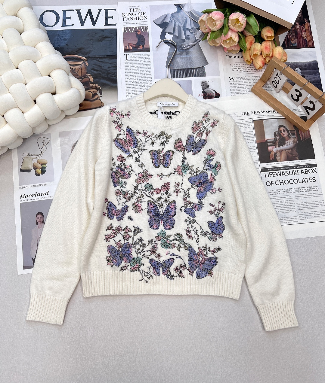 NO:478135,The romantic floral pattern of Dior butterfly floral embroidery sweater is inspired by Mr. Dior’s favorite Granville Garden. Time-consuming and laborious restoration of 26 kinds of flowers, with letter embroidery on the back, pulling the romantic atmosphere full of the embroidery. The embroidered floral pattern is vivid and textured!  Customized YB wool material is called soft gold wool. The texture is more comfortable and soft. French elegant reinterpretation of classic items, white, rich and beautiful must be included!  Luxury high-end items, classic round neck versatile style, elegant and age-reducing girlish style. They look good with gauze skirt and jeans~ Size sml code D,,dior, skirts, jeans, sweaters, gold, alexander wang19860909Dior蝴蝶花卉刺绣羊毛衣浪漫的花卉图案灵感来源于Dior先生钟爱的格兰维尔花园 耗时费力的还原刺绣26种花卉 背后饰以字母刺绣 将浪漫氛围拉满 刺绣花卉图案生动有质感！ 定制YB羊毛材质 称为软黄金的羊毛 质感更为舒适软糯 法式优雅重新演绎经典单品,白富美必入！奢华高级单品,经典圆领百搭版型气质优雅减龄少女风.搭配纱裙牛仔裤都好看～ 尺码sml 编码D,,dior,skirts,jeans,sweaters,gold,alexander wang,Women's clothing