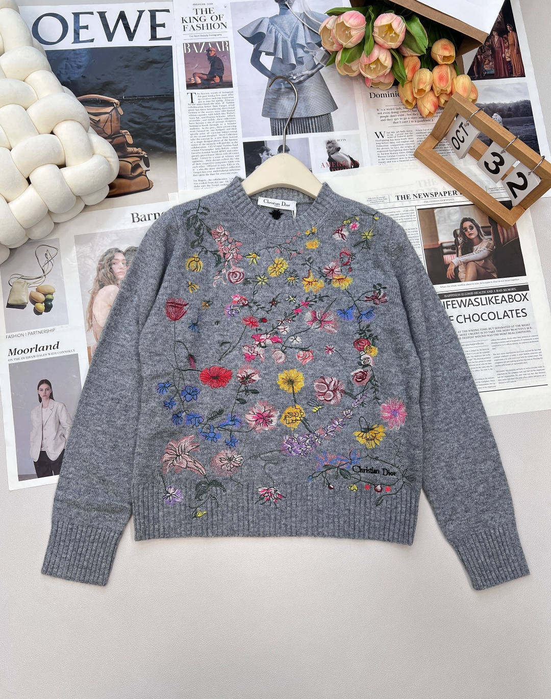 NO:478158,Dior's classic fresh and romantic floral embroidery cashmere sweater. The romantic floral pattern is inspired by Mr. Dior's favorite Granville Garden. Time-consuming and laborious restoration of 26 kinds of flowers. Bee embroidery is decorated with a little bee embroidery to fill the romantic atmosphere. The embroidered floral pattern is vivid and textured!  Customized YB cashmere material, cashmere called soft gold, has a more comfortable and soft texture. French elegant reinterpretation of classic items, white, rich and beautiful must be included!  Luxury high-end items, classic round neck versatile style, elegant and age-reducing girlish style. They look good with gauze skirt and jeans~ two colors are excellent size sml code, dior, skirts, jeans, sweaters, gold, alexander wang19860909Dior经典清新浪漫花卉刺绣羊绒毛衣 浪漫的花卉图案灵感来源于Dior先生钟爱的格兰维尔花园 耗时费力的还原刺绣26种花卉 背后饰以小蜜蜂刺绣 将浪漫氛围拉满 刺绣花卉图案生动有质感！ 定制YB羊绒材质 称为软黄金的羊绒 质感更为舒适软糯 法式优雅重新演绎经典单品,白富美必入！奢华高级单品,经典圆领百搭版型气质优雅减龄少女风.搭配纱裙牛仔裤都好看～两色出 尺码sml 编码,,dior,skirts,jeans,sweaters,gold,alexander wang,Women's clothing