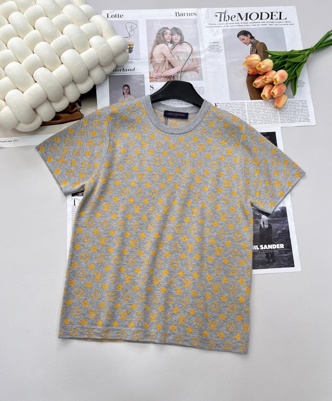 NO:478179,LOUIS VUITTON Jacquard full-print yellow presbyterian logo short-sleeved sweater classic presbyterian, rejuvenated interpretation. The brand's iconic Monogram jacquard full-print design is matched with vibrant yellow tones to interpret the long-lasting fashion gene of LV. Short-sleeved knitted tailoring takes into account laziness and exquisiteness, and the eye-catching responsibility of the spring and summer wardrobe. - Full-print presbyterian jacquard, delicate craftsmanship woven LV classic patterns, low-key showing luxury identity. - Bright yellow tones break the routine, inject youthful vitality, and easily become the visual focus. - Comfortable knitted fabric, soft and breathable, fits the needs of spring and summer wear, casual and high-end.  Gray background with yellow pattern, the color scheme is refreshing and eye-catching. It looks good when you wear jeans and shorts in daily life. You can wear it with a fashionable look without any effort. Whether it is shopping, dating or having a party with friends, it is very good to wear it~ Size sml code, louis vuitton,louis vuitton, shorts, jeans, T-shirt, alexander wang19860909LOUIS VUITTON 提花满印黄色老花logo短袖针织衫 经典老花,焕新演绎  以品牌标志性Monogram提花满印设计,搭配活力黄色调,诠释LV经久不衰的时尚基因.短袖针织剪裁,兼顾慵懒与精致,春夏衣橱的亮眼担当.  - 满印老花提花,细腻工艺织就LV经典图案,低调彰显奢华身份.  - 明快黄色调打破常规,注入年轻活力,轻松成为视觉焦点.  - 舒适针织面料,柔软透气,贴合春夏穿着需求,随性不失高级感.  灰色底色配黄色图案,配色清爽又吸睛,日常随便搭牛仔裤、短裤都好看,出门不费劲就能穿出时髦感,不管是逛街、约会还是和朋友聚会,穿它都很拿得出手～ 尺码sml 编码,,louis vuitton,louis vuitton,shorts,jeans,T-shirt,alexander wang,Women's clothing