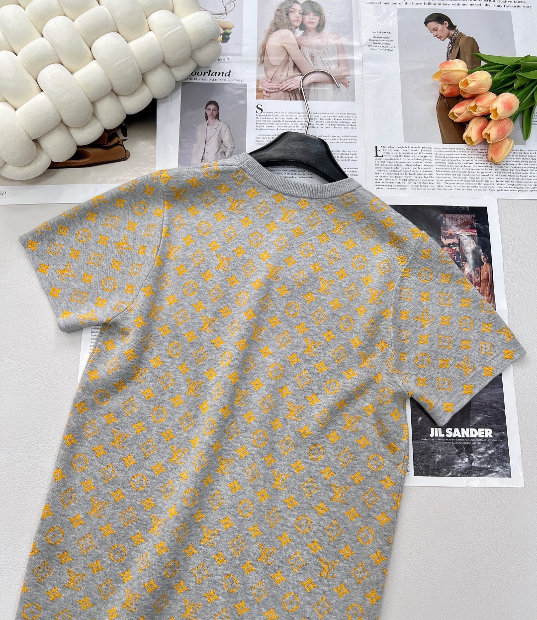 🆕 LOUIS VUITTON 提花满印黄色老花logo短袖针织衫✨ 经典老花，焕新演绎✨ 以品牌标志性