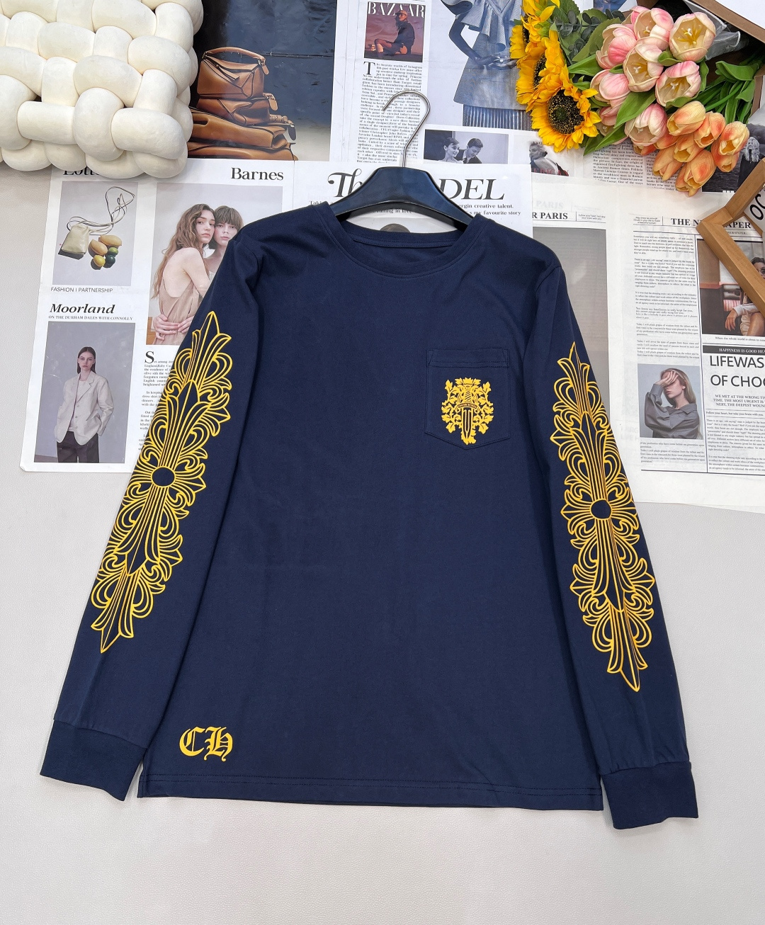 NO:479555,Chrome Hearts co-branded lemon yellow printed long-sleeved T-shirt with super white custom colors. Latest release limited edition signature color prints are recognizable. Details. Iconic Sanskrit prints. Sweet and cool upper body. A thin T-shirt that will never go wrong every day. Thickness in summer, sun protection is not stuffy. Wear it in autumn. The contrasting color combination adds a fashionable and casual feeling to the eye. This is definitely a must-have item for autumn. You can go out after putting one piece on it. The upper body is absolutely unique. You must use one piece. It is soft and elastic. It is heavy when you get it in your hand. The whole piece is a wide, loose and large T-style, and it is not picky about skin tone or people. It is super white!  It looks good when you wear it casually, it is completely free and comfortable~ Loose style, free and unrestrained, irresistible Crowsin color-blocking charm, a style with a full range of three standards!  Size sml, chrome hearts, chrome hearts, tees, t-shirt, alexander wang19860909Chrome Hearts联名款柠檬黄印花长袖T恤 超显白的定制颜色 最新发售限定 招牌色彩印花极具辨识度 细节 标志性的梵文印花 上身甜酷感 一款日常永远不会出错的薄薄T恤 厚度夏天穿防晒不闷热 秋天穿正正好 撞色搭配视觉上增添时尚又休闲的感觉入眼可见的时髦感 这件绝对是秋天的刚需单品,套上一件就可以出门,上身绝绝子,必须人手一件,软糯有弹力,拿到手里就是沉甸甸的,整件衣服就是宽宽松松大t版型,不挑肤色不挑人的休闲感～超级显白！ 随便搭搭就好看,完全是自由舒适的感觉~ 宽松版型 穿上自在无拘束 让人难以抵抗的克罗心拼色魅力 回头率十足的款 ,三标齐全！ 尺码sml 编,,chrome hearts,chrome hearts,tees，t-shirt,alexander wang,Women's clothing