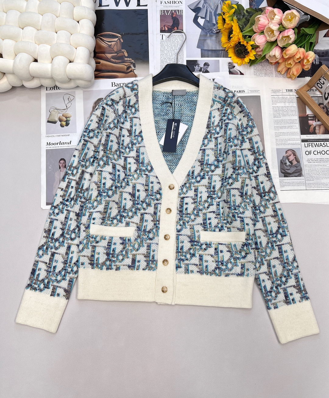 NO:479561,DIOR full-print jacquard knitted cardigan interprets the classic Oblique print, classic silhouette, paired with button closure and ribbed trim, which can be matched with various shapes to show personality. The full Oblique letter jacquard pattern shows the luxury of the brand, soft, comfortable and warm, yarn fixed knitted and dyed. It is made of blue, beige, yellow, brown yarn, and the wool yarn is twisted into strands. The imported 7-pin jacquard yarn is clear and textured, the surface has obvious wool fibers, and the special hemless design is perfect for macaron color, and the upper body is perfect. The buttons use natural open mold engraving logo horn buckles, and each letter is in aligned!  !  !  Super heavy industry!  The classic old-fashioned color is out of date, gentle and a bit retro. It is hard not to like a wool cardigan. You can look out when you wear it~ The lazy style also embosses the figure and cover up the flesh. The old-fashioned flower is really super fairy. The same style as men and women!  Complete three standards, large-scale products, size smlXL, dior, alexander wang19860909DIOR 满印提花针织开衫 演绎经典的 Oblique 印花,经典廓形,搭配纽扣开合和罗纹饰边,可与各式造型搭配,彰显个性. 满幅Oblique字母提花图纹彰显品牌奢华,手感柔软舒适保暖 纱线定织定染 采用蓝色,米色,黄色,棕色纱线,羊毛纱加捻成股,进口7针提花工艺纱线清晰有度有纹理,表层有明显的羊毛纤维,特殊无下摆设计,配合马卡龙色系上身完美,满身提花,纽扣采用天然的开模刻字Logo牛角扣,每一个字母都是对位的！！！超级重工！ 经典的老花色不过时,温柔又有点复古感,很难不爱的毛织开衫,随手一穿即可出门look～ 慵懒风同时又修饰身材可以遮肉 老花真的超级仙 男女同款！三标齐全,大货出 尺码smlXL 编,,dior,alexander wang,Women's clothing