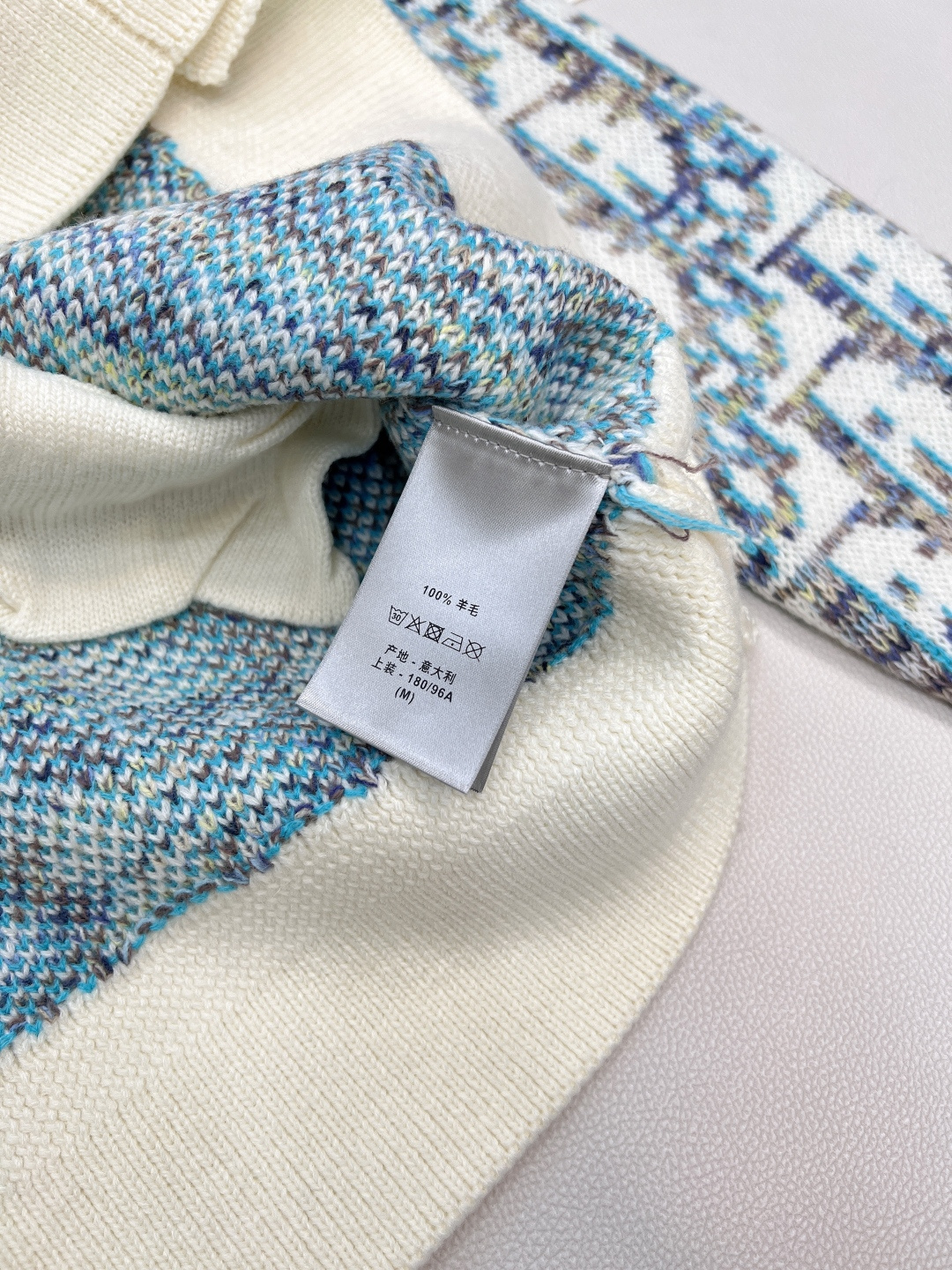 🆕 DIOR 满印提花针织开衫演绎经典的 Oblique 印花，经典廓形，搭配纽扣开合和罗纹饰边，可与各