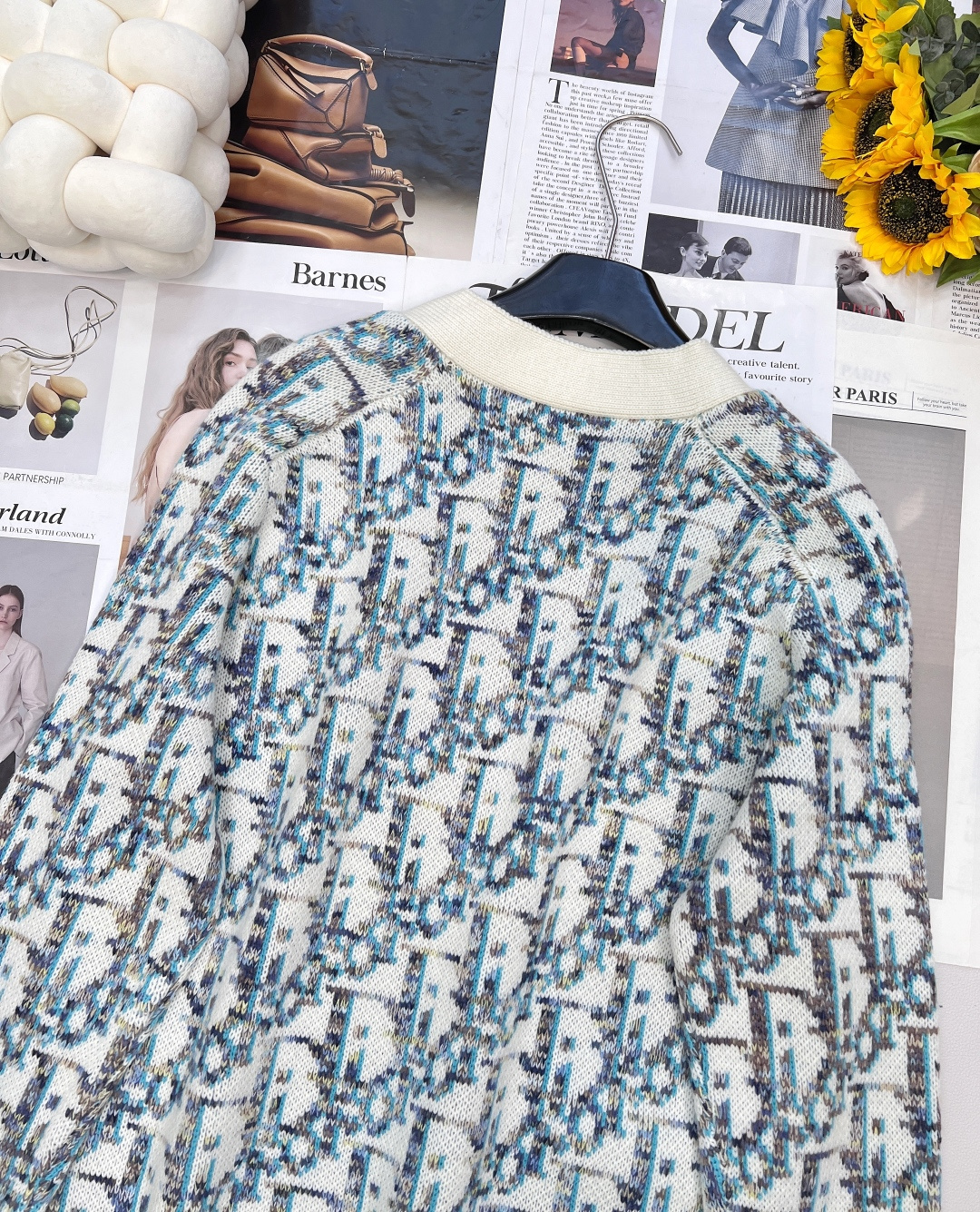 🆕 DIOR 满印提花针织开衫演绎经典的 Oblique 印花，经典廓形，搭配纽扣开合和罗纹饰边，可与各