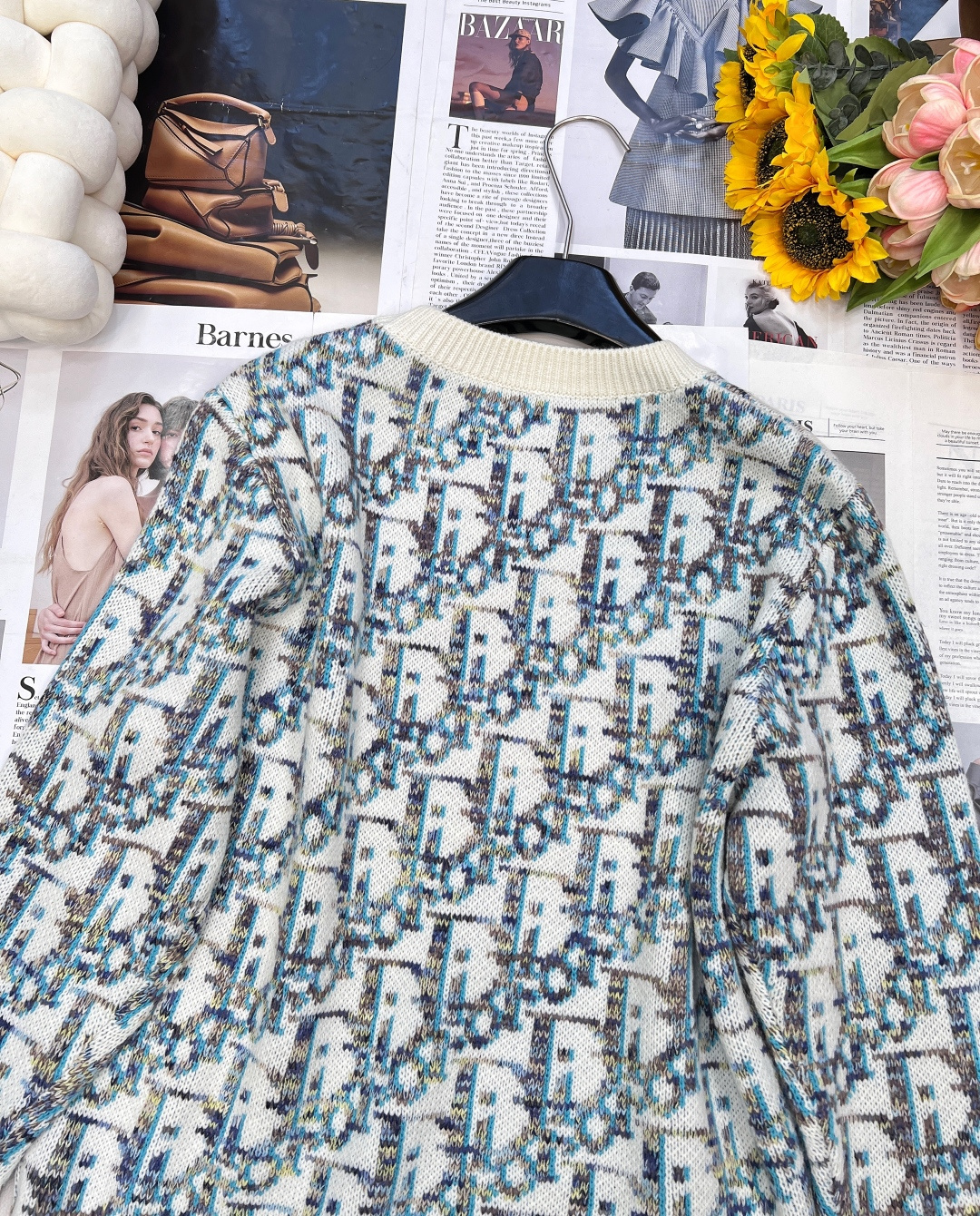 🆕DIOR秋冬新款满幅logo老花提花针织毛衣，采用100%羊毛面料材质，面料柔软细腻亲肤，相比一般的针