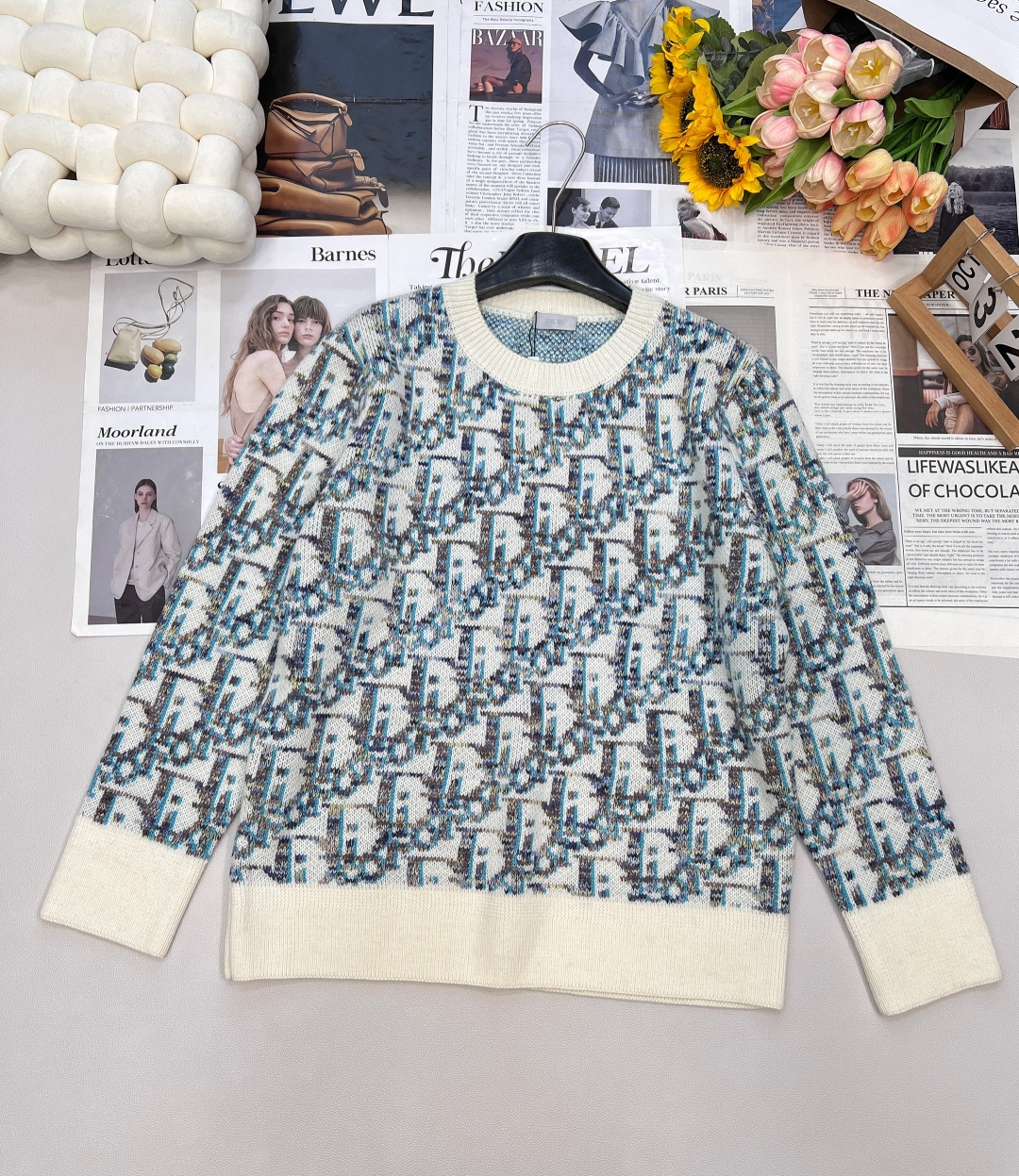 NO:479574,DIOR autumn and winter new logo presbyterian jacquard knitted sweater, made of wool fabric, the fabric is soft, delicate and skin-friendly. Compared with ordinary knitted fabrics, it is not easy to pill and easier to take care of. The main color, craftsmanship and elements of the new season are quite amazing. High craftsmanship and classic logos are displayed, and the visual new display is very exquisite and fashionable. It is great to wear with a pair of jeans!  Men and women's style, complete three-standard, size smlXL, dior, jeans, sweaters, alexander wang19860909DIOR秋冬新款满幅logo老花提花针织毛衣,采用羊毛面料材质,面料柔软细腻亲肤,相比一般的针织面料除了更加舒适以外,也不易起球,更加容易打理 新一季主打的无论颜色,工艺,元素颇为惊艳,高工艺做工老花经典logo展现,视觉上全新的展现 很精致,时髦气质,随便搭配一条牛仔裤是太赞了！男女同款,三标齐全, 尺码smlXL 编,,dior,jeans,sweaters,alexander wang,Women's clothing