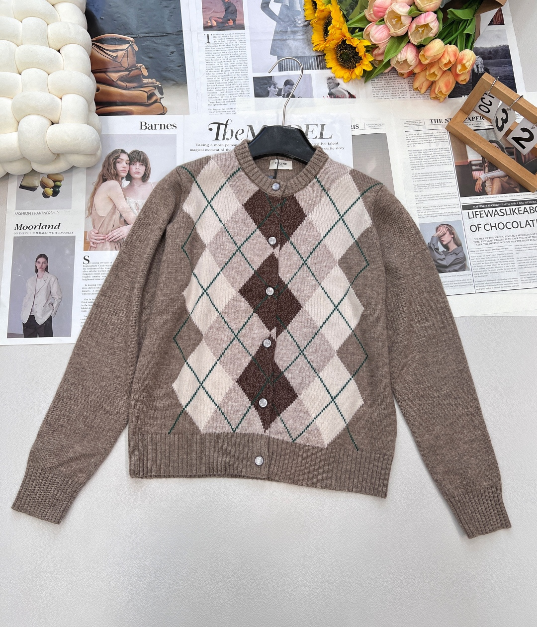 NO:479587,CELINE2025SS new diamond plaid knitted cardigan, all customized Arc de Triomphe buttons, autumn and winter atmosphere, three-dimensional and stylish, showing the long neck, convenient and zero skin feeling, classic shoulder silhouette, effective thin body, neatly shape right-angle shoulders, retro diamond perfectly sets up the artistic atmosphere, just right geometric lines crisscrossing space combined with layering, color-blocking large diamond plaid, visually full of orderly beauty and layering ~ three standards, large-scale products, size sml code, celine, alexander wang19860909CELINE2025SS秋冬新款菱格纹针织开衫,全部定制凯旋门纽扣,秋冬氛围咖色,立体有型显脖颈纤长穿脱便捷零勒肤感 经典正肩廓形有效打薄身材 利落塑造直角肩 复古菱格完美烘托艺术氛围感 恰到好处的几何线纵横交错空间结合层次感拼色大菱格 视觉富有秩序美感与层次感～三标齐全,大货出 尺码sml 编码,,celine,alexander wang,Women's clothing