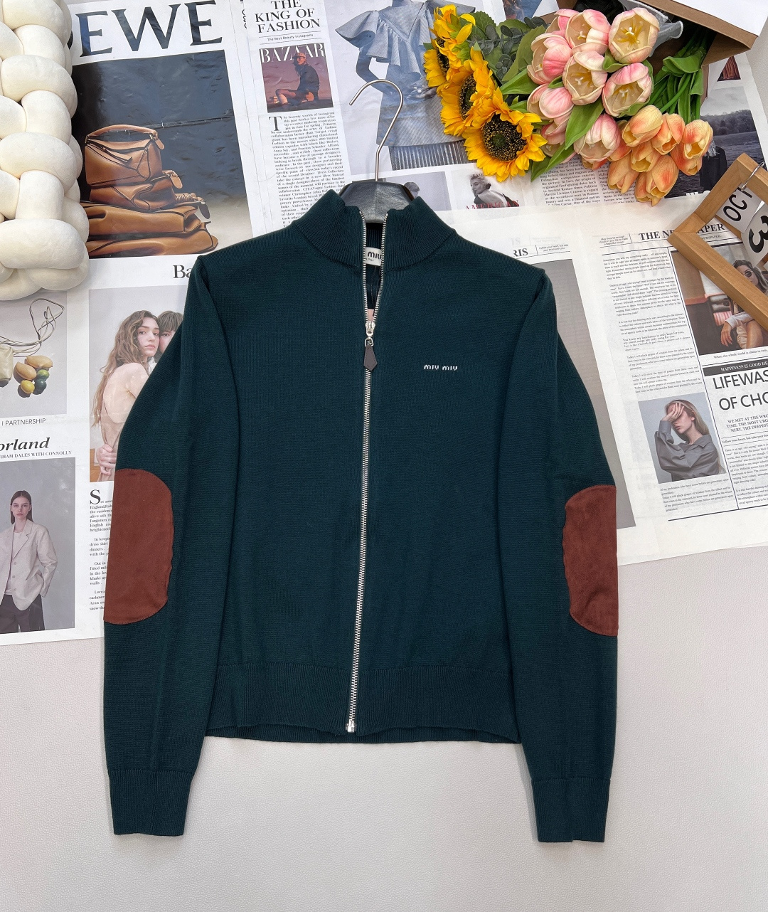 NO:479582,Miumiu2025 new baseball knitted jacket, customized YB wool yarn wool, high-quality texture, full-quality regular knitted baseball jacket style, large body is tightened with wide thread edges, flexible and casual and lightweight, color-blocking leather material on the elbows are used as the design highlights, the logo is decorated on the chest, highlighting the brand style, the upper body is more gentle, delicate and textured, high-end and fashionable style, versatile items meet various needs, customized surface accessories, three standards are complete, large-scale products are shipped SML code,,miumiu, jackets & coats,alexander wang19860909Miumiu2025新款棒球针织外套,定制YB羊毛纱线织造 质感高级 品相十足 常规针织棒球外套版型 大身通体以宽螺纹包边弹力收紧 行动灵便更休闲轻巧 手肘处拼色皮革材质作为设计亮点 徽标装点在胸口 突出品牌格调 上身更显温柔细腻有质感 高级时髦款 百搭单品满足多种需求搭配 定制面辅料 ,三标齐全,大货出 尺码sml 编码,,miumiu,jackets & coats,alexander wang,Women's clothing