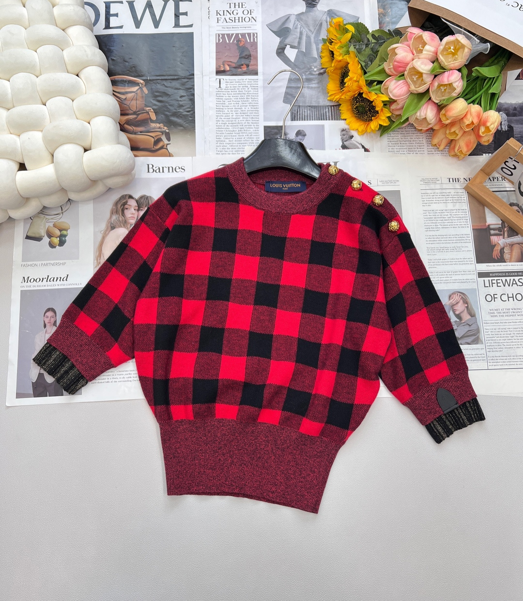 NO:479575,Louis Vuitton 2025 new plaid knitted mid-sleeved top, customized YB cashmere wool yarn wool yarn soft and skin-friendly, comfortable and stylish round neck knitted seven-quarter sleeve cut, beautify the proportion of head and shoulders, full of red and black plaids, single-sided shoulder button plaid decoration, cuffs are covered with black edges, decorated with leather letter logo, strong retro style, regular style, elastic waist, inclusive body, full of elasticity, custom face accessories, complete three standards, large-scale products, size sml code L,,louis vuitton,alexander wang19860909Louis Vuitton2025新款格纹针织中袖上衣,定制YB羊绒羊毛纱线织造 柔软亲肤 舒适有型 圆领针织七分袖剪裁 美化头肩比例更显瘦 通体红黑格纹满铺 单侧肩膀纽扣开襟装饰 袖口以黑色包边 配合皮质字母徽标装饰 复古风格强烈 常规版型弹力收腰 包容身材 弹力十足 穿搭甜美洋气 定制面辅料 ,三标齐全,大货出 尺码sml 编码L,,louis vuitton,alexander wang,Women's clothing