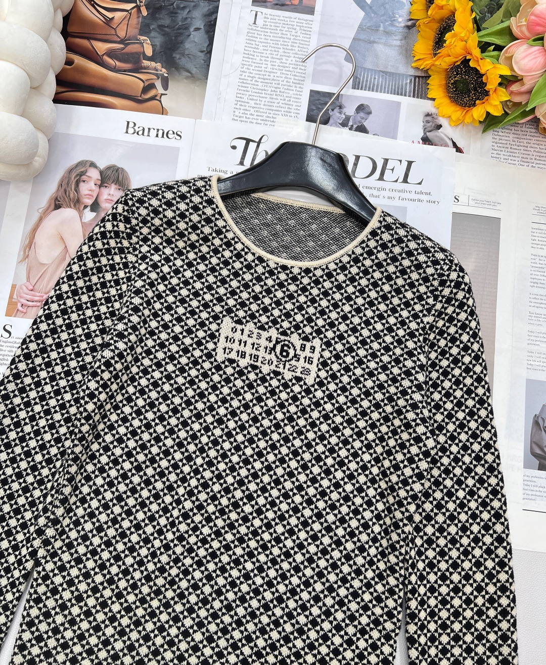 🆕MM6马吉拉2025 秋冬新款棋盘格圆领修身针织打底毛衣，将黑白两色棋盘格细腻呈现于毛衣之上。规整的格