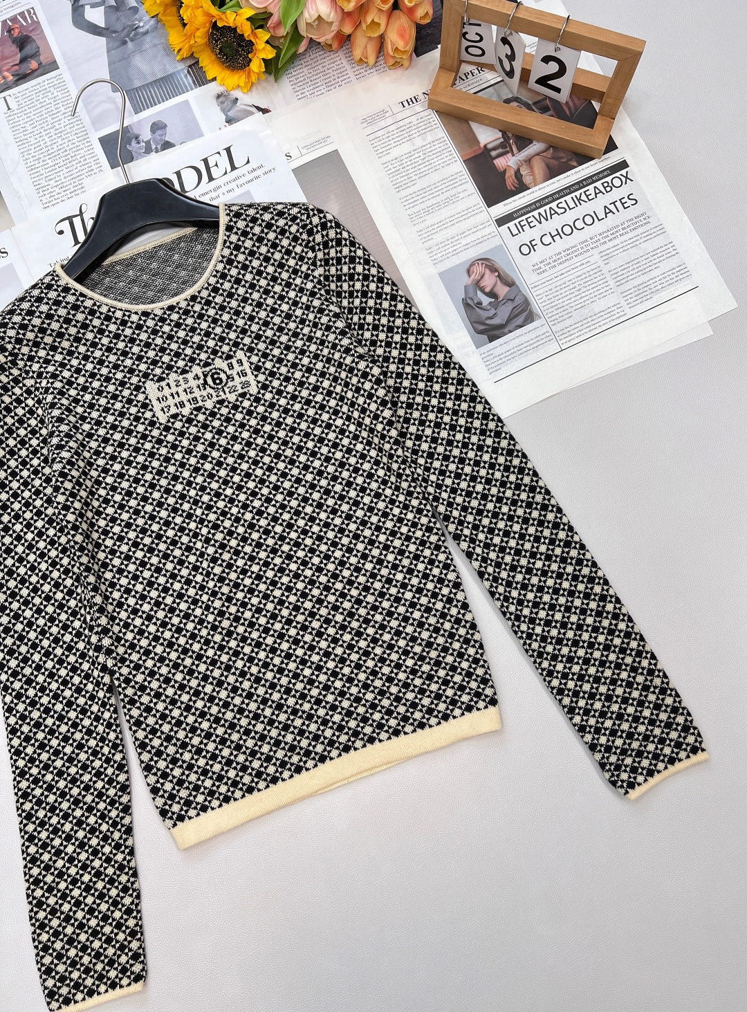🆕MM6马吉拉2025 秋冬新款棋盘格圆领修身针织打底毛衣，将黑白两色棋盘格细腻呈现于毛衣之上。规整的格