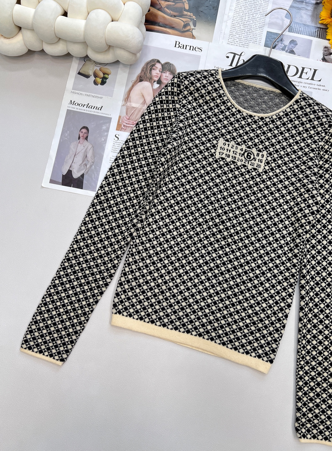 🆕MM6马吉拉2025 秋冬新款棋盘格圆领修身针织打底毛衣，将黑白两色棋盘格细腻呈现于毛衣之上。规整的格