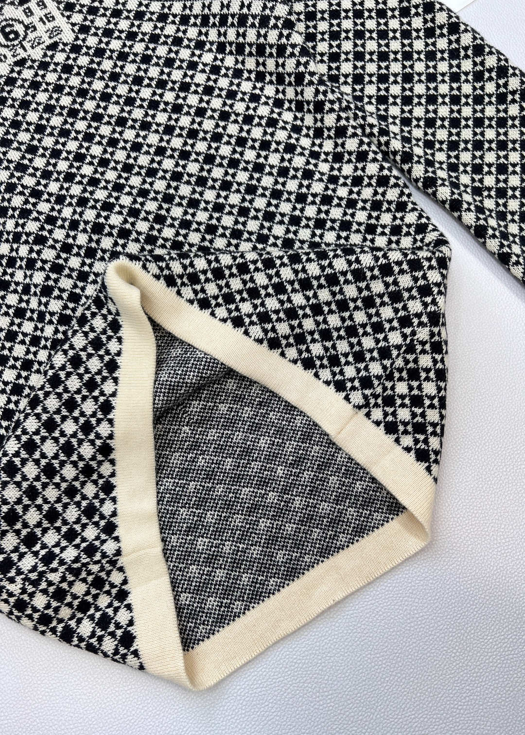 🆕MM6马吉拉2025 秋冬新款棋盘格圆领修身针织打底毛衣，将黑白两色棋盘格细腻呈现于毛衣之上。规整的格