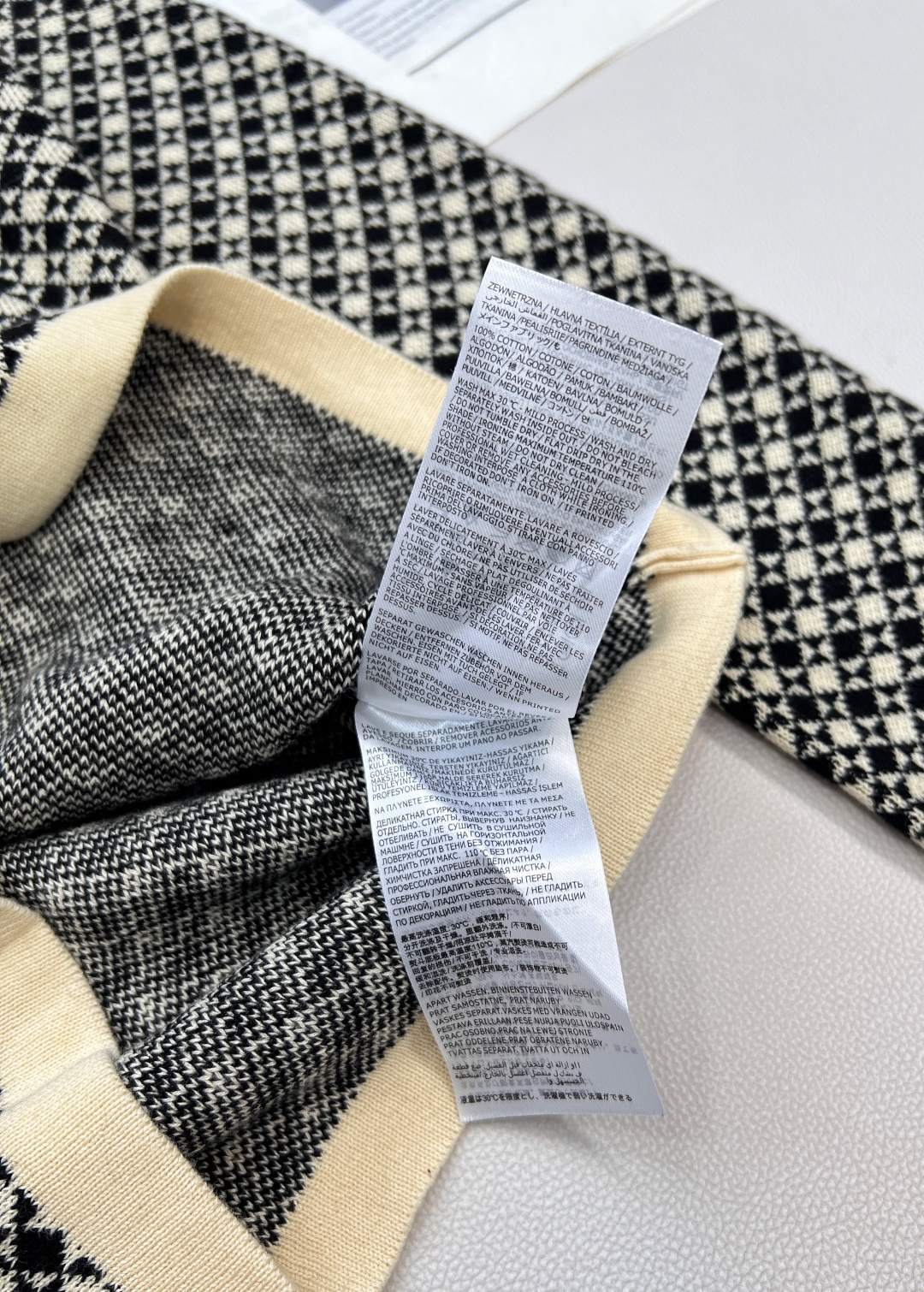 🆕MM6马吉拉2025 秋冬新款棋盘格圆领修身针织打底毛衣，将黑白两色棋盘格细腻呈现于毛衣之上。规整的格