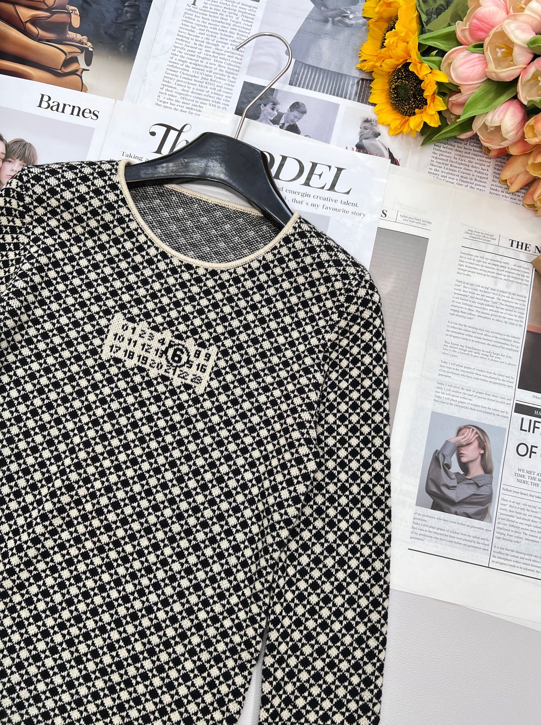 🆕MM6马吉拉2025 秋冬新款棋盘格圆领修身针织打底毛衣，将黑白两色棋盘格细腻呈现于毛衣之上。规整的格