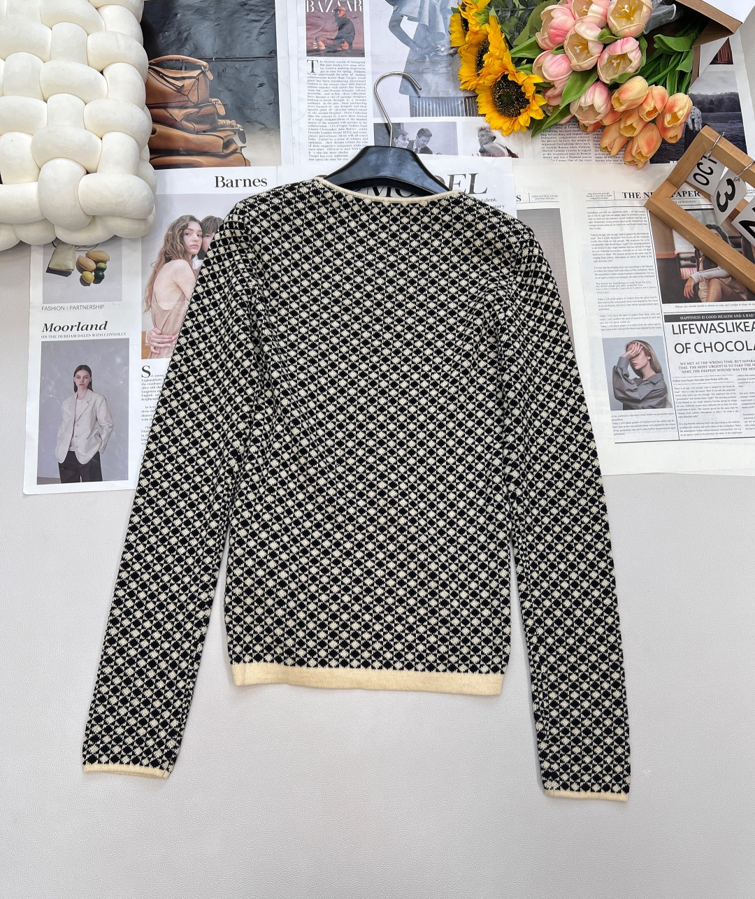 🆕MM6马吉拉2025 秋冬新款棋盘格圆领修身针织打底毛衣，将黑白两色棋盘格细腻呈现于毛衣之上。规整的格
