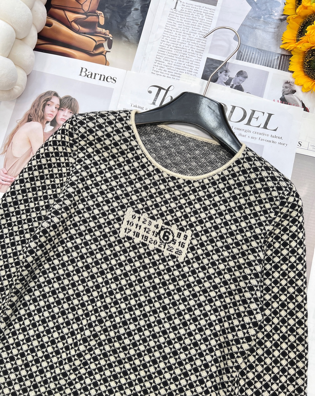 🆕MM6马吉拉2025 秋冬新款棋盘格圆领修身针织打底毛衣，将黑白两色棋盘格细腻呈现于毛衣之上。规整的格