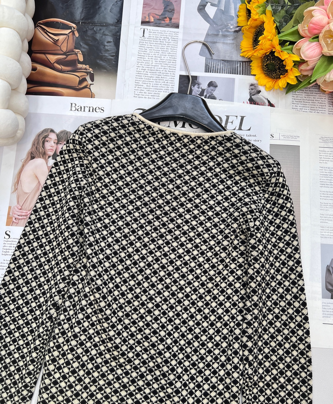 🆕MM6马吉拉2025 秋冬新款棋盘格圆领修身针织打底毛衣，将黑白两色棋盘格细腻呈现于毛衣之上。规整的格