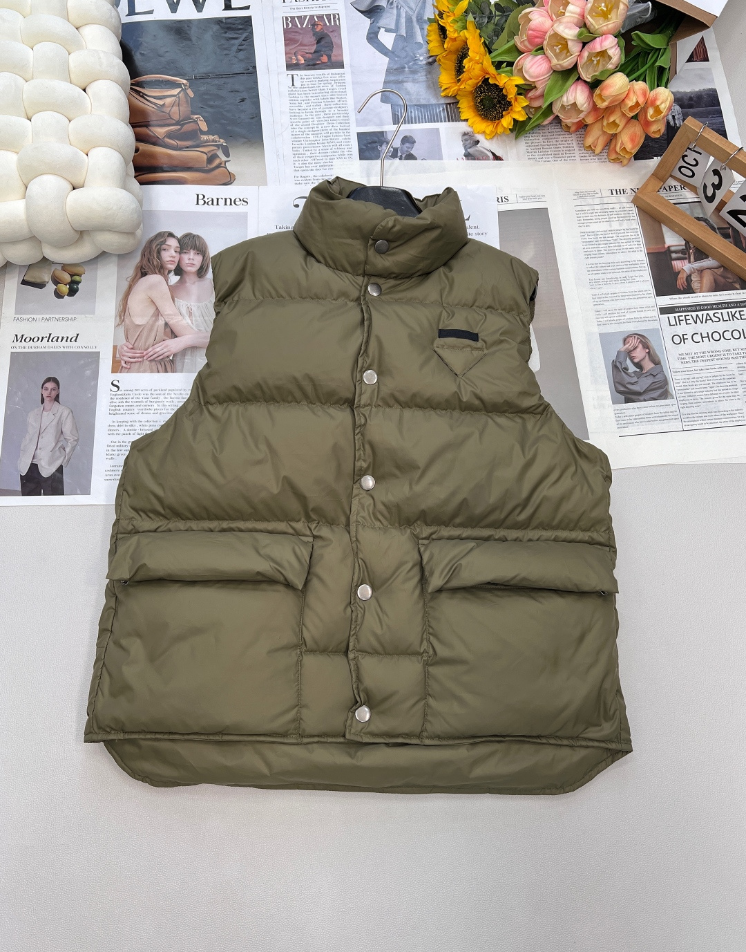 NO:479608,With dust bag Prada2025SS new standing collar down vest, customized YB windproof and waterproof nylon material, white goose velvet filled inner lining, the whole piece is light and warm, snap flap pocket vest style, elastic by people, classic checkered embossed stand collar design, windproof and cold, iconic triangle embroidery on the chest as decoration, throughout the brand concept, integrating warmth and fashionable, getting rid of the traditional bloated feeling, the first choice for layering in autumn and winter, customized surface accessories, accurate version, velvet filling standard: national standard 90 velvet filling: white goose velvet, complete three standards, large-scale products, size sml code,,prada, down jacket,alexander wang19860909配防尘袋Prada2025SS新款立领羽绒马甲,定制YB防风防水尼龙材质 白鹅绒填充内里 整件轻薄保暖 按扣翻盖口袋马甲版型 松紧由人 经典长方格压纹立领设计 防风御寒 胸前标志性三角刺绣作为装饰 贯穿品牌理念 集保暖与时髦一体 摆脱传统臃肿感 秋冬叠穿首选 定制面辅料 认准版本 充绒标准:国标90绒 充绒物:白鹅绒 ,三标齐全,大货出 尺码sml 编码,,prada,down jacket,alexander wang,Women's clothing