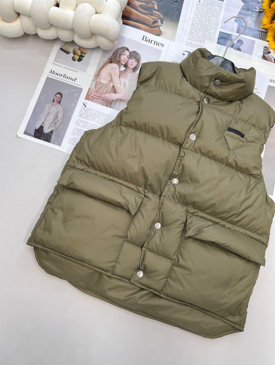 🆕PradaSS新款立领羽绒马甲，定制YB防风防水尼龙材质 白鹅绒填充内里 整件轻薄保暖 按扣翻盖口袋马