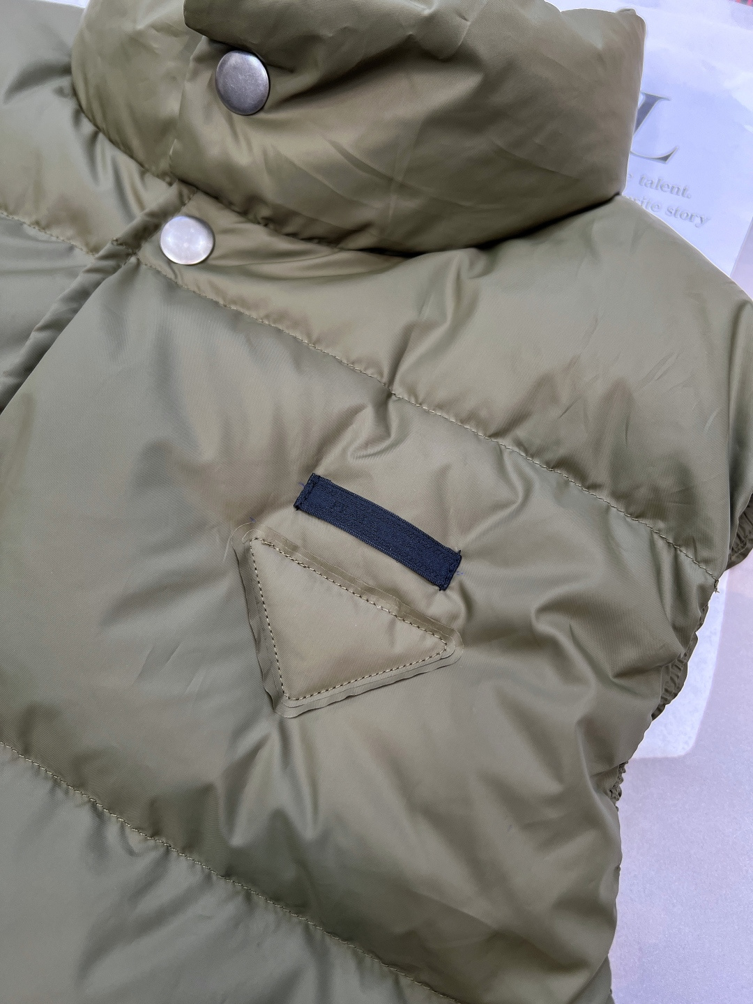 🆕PradaSS新款立领羽绒马甲，定制YB防风防水尼龙材质 白鹅绒填充内里 整件轻薄保暖 按扣翻盖口袋马