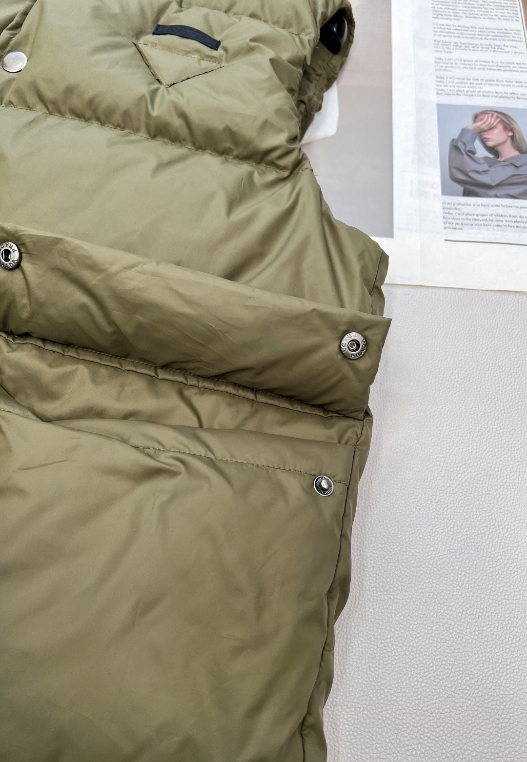 🆕PradaSS新款立领羽绒马甲，定制YB防风防水尼龙材质 白鹅绒填充内里 整件轻薄保暖 按扣翻盖口袋马