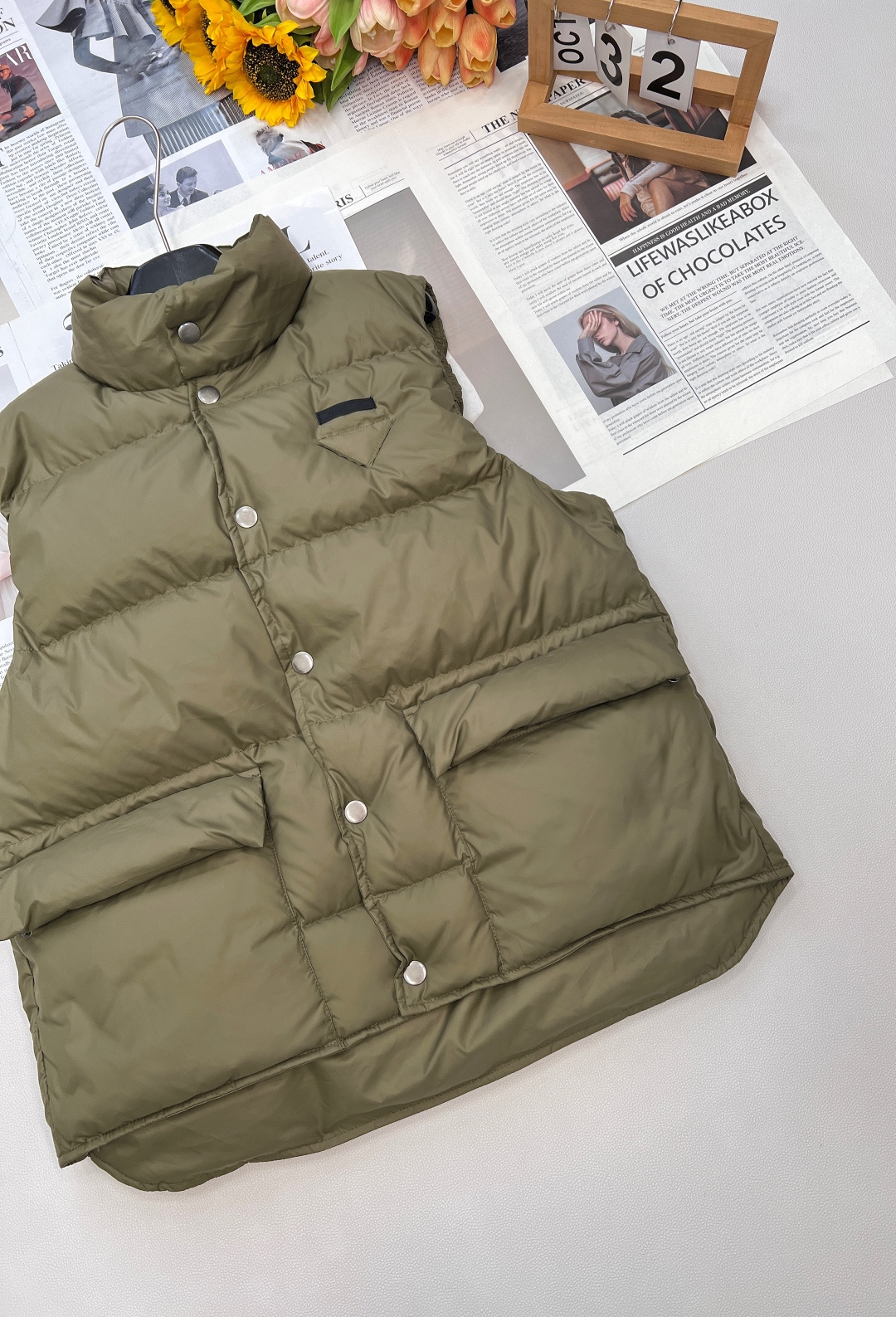 🆕PradaSS新款立领羽绒马甲，定制YB防风防水尼龙材质 白鹅绒填充内里 整件轻薄保暖 按扣翻盖口袋马