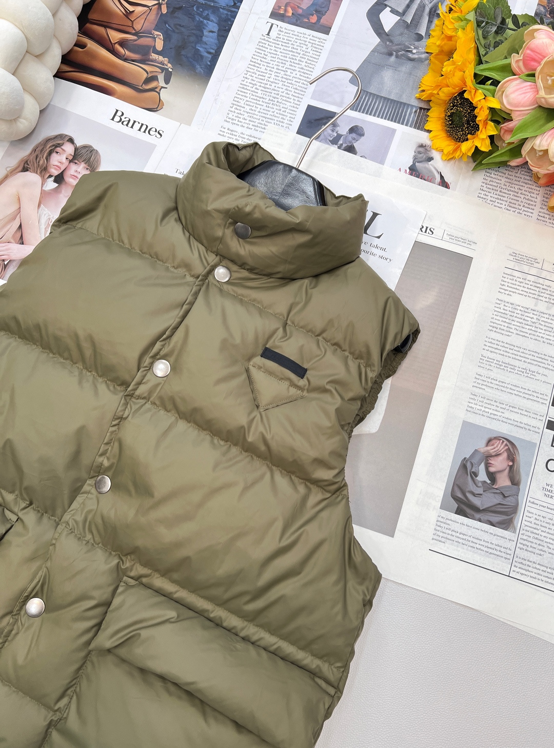 🆕PradaSS新款立领羽绒马甲，定制YB防风防水尼龙材质 白鹅绒填充内里 整件轻薄保暖 按扣翻盖口袋马