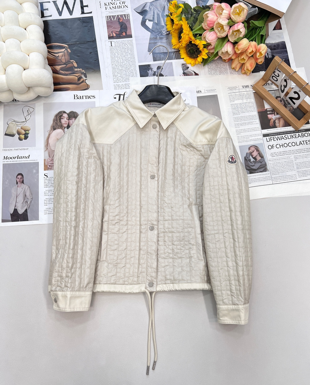 NO:479598,Moncler2025SS new rhombus lapel thin cotton jacket, customized YB imported windproof and waterproof nylon material, its process is restored, upgraded material, improve the function of anti-collar protection in autumn and winter, thin cotton fills the inner part, the whole piece is light and warm, the collar edge and shoulder splicing smooth fabric, collide with the large diamond embossed, the hand warms the hand warms the capacity, the design is rich and practical, the outer pocket of the arm echoes the iconic logo patch, highlights the low-key and high-end feeling, the hem drawstring is decorated with details, can successfully show quality, get rid of dullness, integrates warmth and fashionable, three standards are complete, large-scale goods are shipped SML code M8,,alexander wang19860909Moncler2025SS新款菱格翻领薄款棉服,定制YB进口防风防水尼龙材质 其工艺还原 升级材质 提升秋冬御寒功能 薄棉填充内里 整件轻盈保暖 领边两肩拼接光滑面料 与大身菱格压纹形成碰撞 插兜口袋暖手增大容量 设计丰富实用 手臂外侧口袋呼应 点缀标志性徽标贴布 彰显低调高级感 下摆抽绳装点细节就能成功展现品质 摆脱沉闷 集保暖与时髦一体 ,三标齐全,大货出 尺码sml 编码M8,,alexander wang,Women's clothing