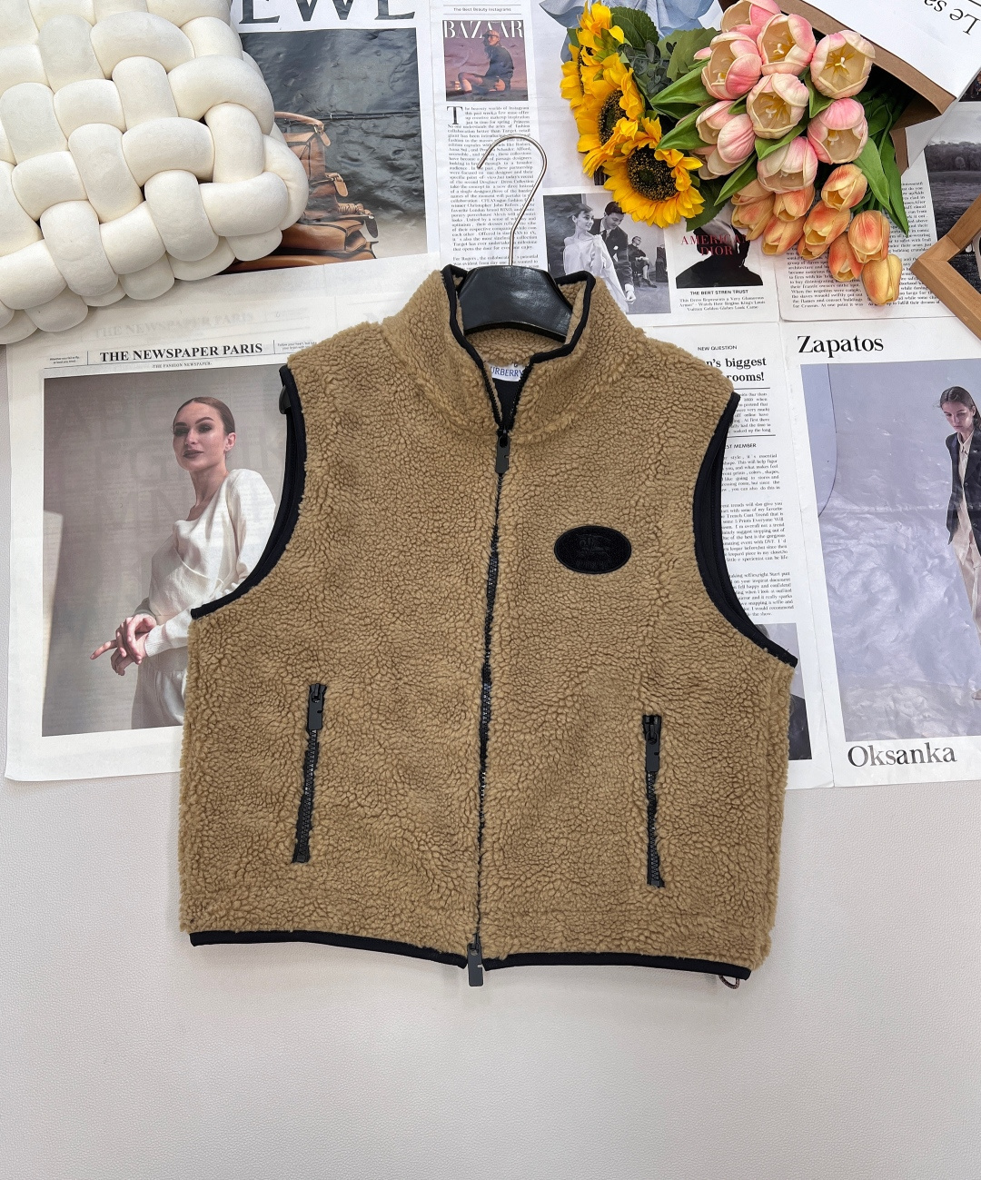NO:480984,2025SS new Teddy plush zipper vest, decorated with Teddy plush material, soft and comfortable texture, fashionable and fashionable. Stand-collar vest tailoring, zipper chest three-dimensional logo, showing the brand style, Zipper pocket echoes the plain black edge contrasting decoration, overall silhouette, slim fit style, furry feel, playful and age-reducing, glutinous and fashionable outfit, first choice for autumn and winter outfits, single-wearing, layering, custom-made surface accessories, three-standard, large-scale products, size sml code, alexander wang198609092025SS新款泰迪毛绒拉链马甲,通体饰以泰迪毛绒材质 质感柔软舒适 时髦洋气 立领马甲剪裁 拉链胸前立体徽标 尽显品牌格调 拉链口袋呼应素黑包边撞色装饰 整体廓形立挺 修身版型 毛茸茸手感 穿搭俏皮减龄 糯糯的时髦穿搭 秋冬穿搭首选 单穿叠穿均可 定制面辅料,三标齐全,大货出 尺码sml 编码,,alexander wang,Women's clothing