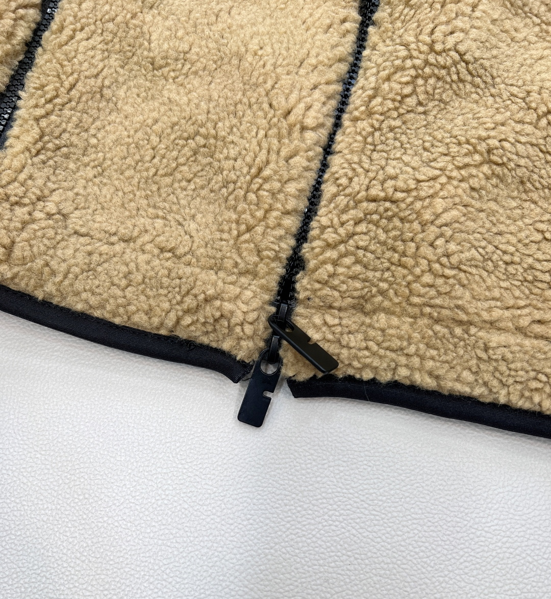 🆕𝐁𝐔𝐑𝐁𝐄𝐑𝐑𝐘新款战马徽标泰迪毛绒拉链羽绒外套，通体饰以泰迪毛绒材质 质感柔软舒适 时髦洋气 立领外