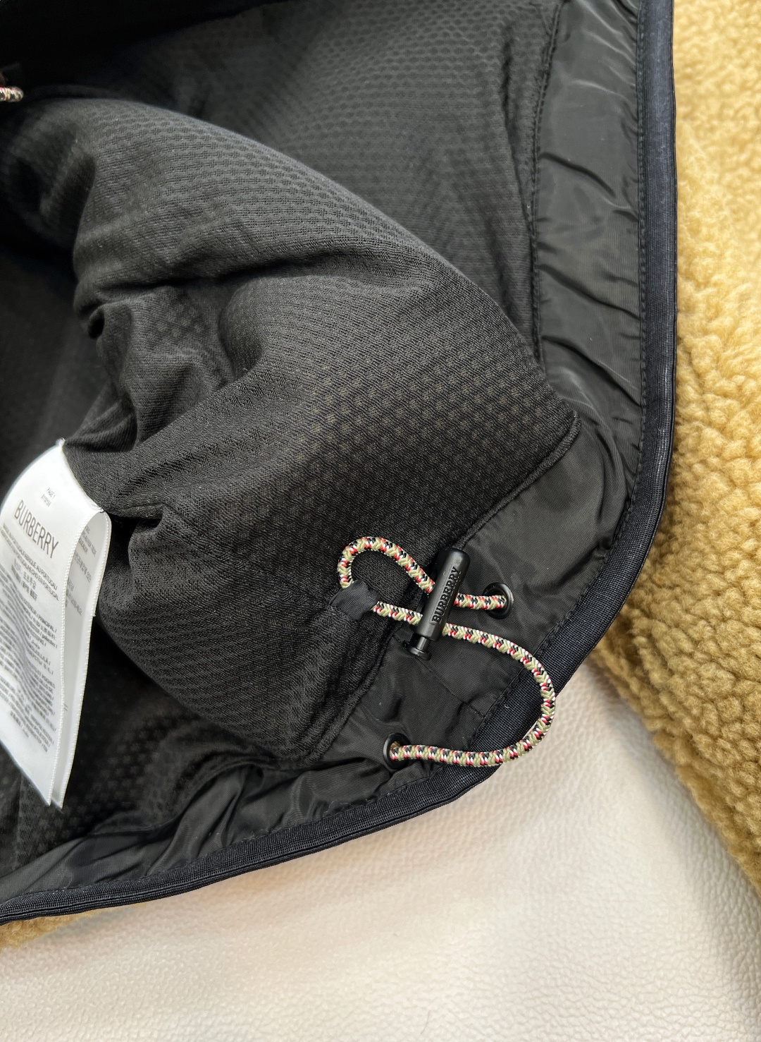 🆕𝐁𝐔𝐑𝐁𝐄𝐑𝐑𝐘新款战马徽标泰迪毛绒拉链羽绒外套，通体饰以泰迪毛绒材质 质感柔软舒适 时髦洋气 立领外