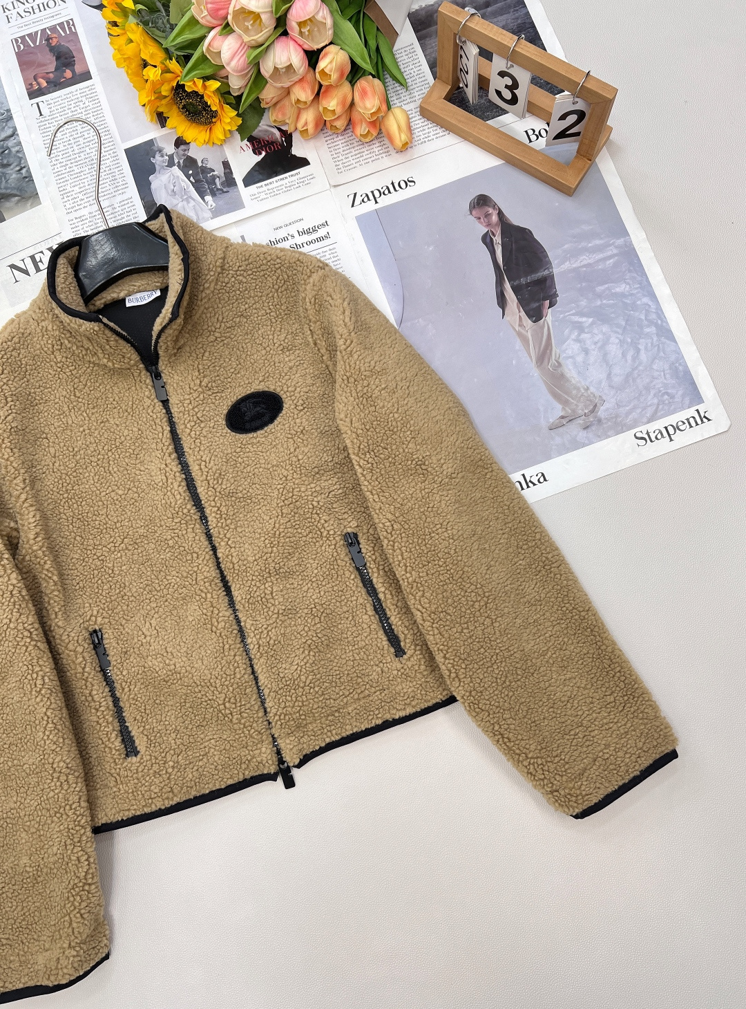 🆕𝐁𝐔𝐑𝐁𝐄𝐑𝐑𝐘新款战马徽标泰迪毛绒拉链羽绒外套，通体饰以泰迪毛绒材质 质感柔软舒适 时髦洋气 立领外