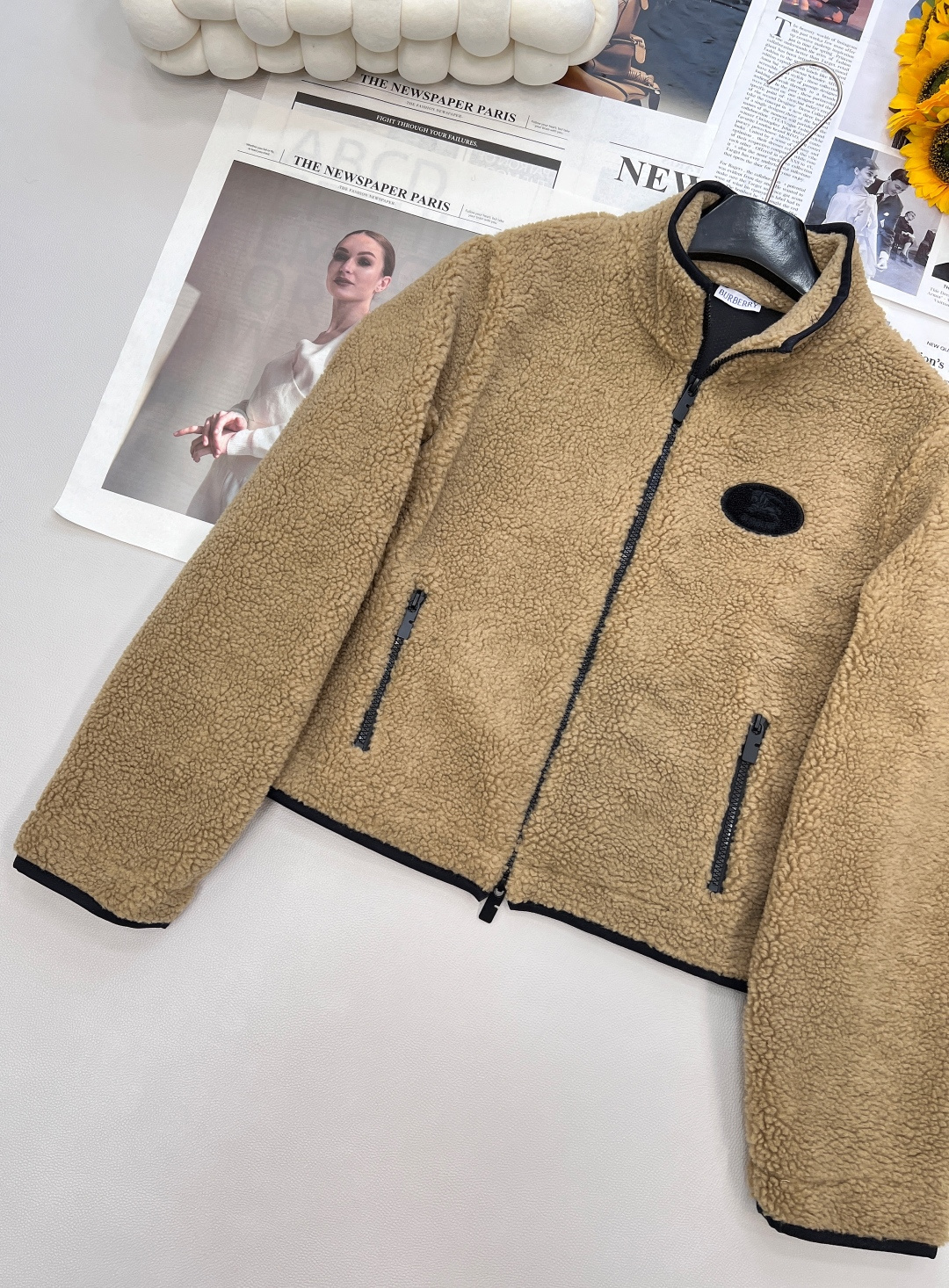 🆕𝐁𝐔𝐑𝐁𝐄𝐑𝐑𝐘新款战马徽标泰迪毛绒拉链羽绒外套，通体饰以泰迪毛绒材质 质感柔软舒适 时髦洋气 立领外