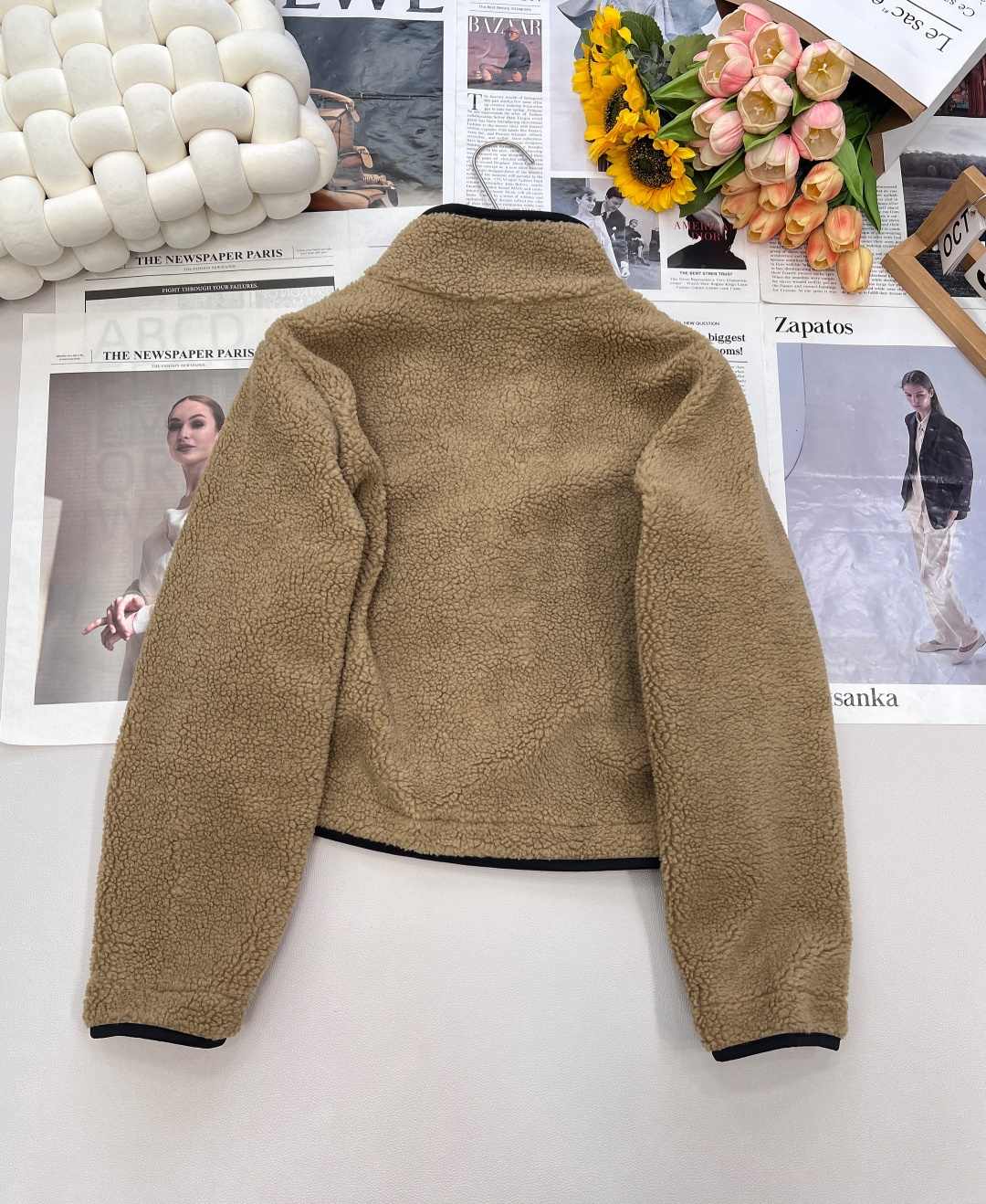 🆕𝐁𝐔𝐑𝐁𝐄𝐑𝐑𝐘新款战马徽标泰迪毛绒拉链羽绒外套，通体饰以泰迪毛绒材质 质感柔软舒适 时髦洋气 立领外