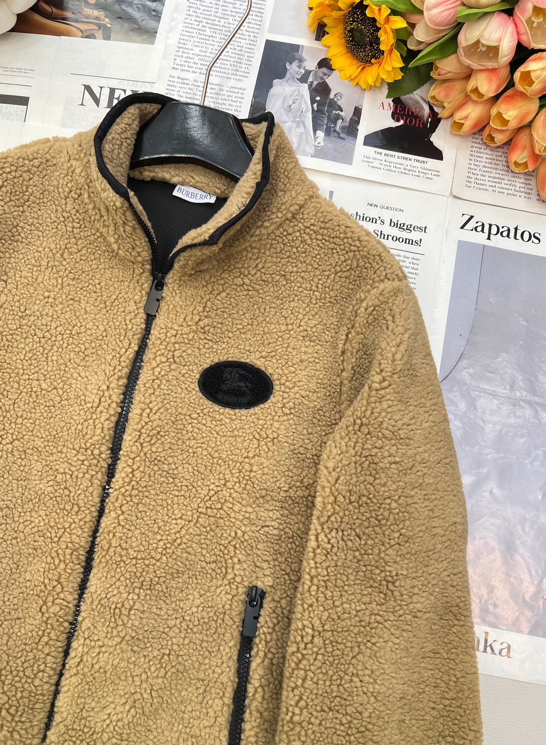 🆕𝐁𝐔𝐑𝐁𝐄𝐑𝐑𝐘新款战马徽标泰迪毛绒拉链羽绒外套，通体饰以泰迪毛绒材质 质感柔软舒适 时髦洋气 立领外