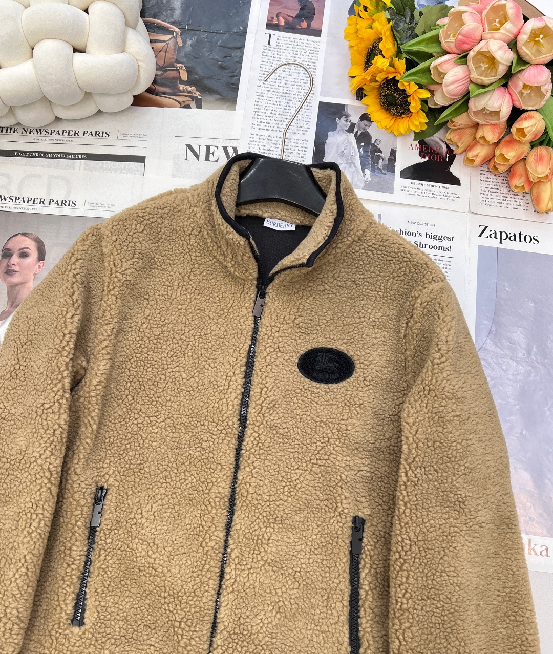 🆕𝐁𝐔𝐑𝐁𝐄𝐑𝐑𝐘新款战马徽标泰迪毛绒拉链羽绒外套，通体饰以泰迪毛绒材质 质感柔软舒适 时髦洋气 立领外