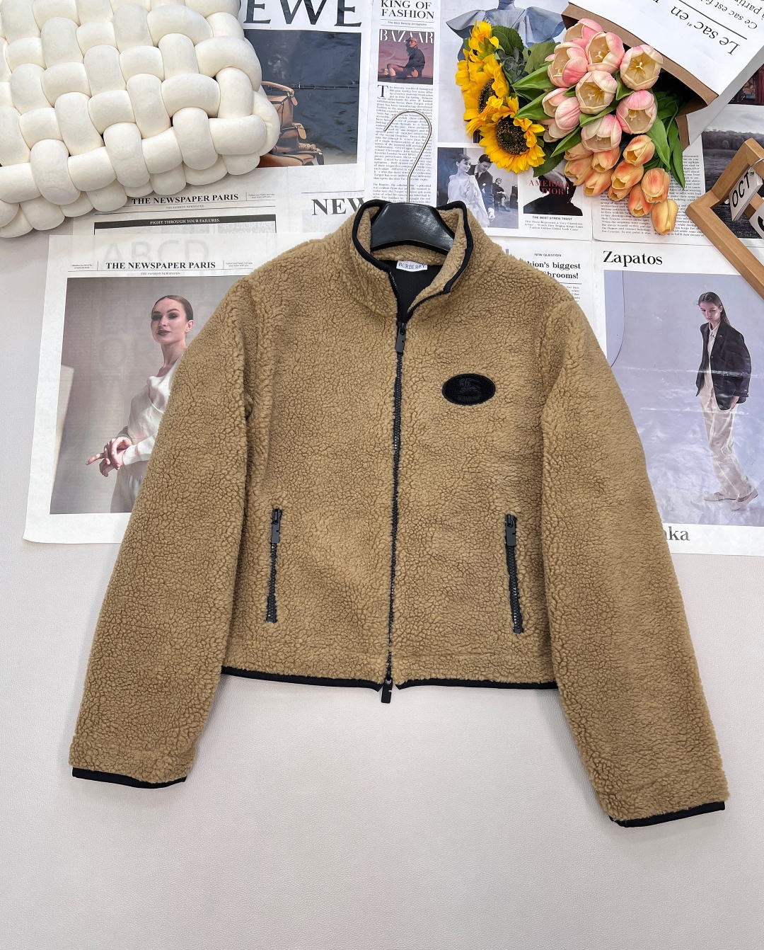 NO:481002,With dust bag 2025 new war horse logo Teddy plush zipper down jacket, the whole body is decorated with Teddy plush material, soft and comfortable texture, fashionable and fashionable. Stand-collar jacket tailoring, three-dimensional logo on the zipper chest, showing the brand style, Zipper pocket echoes the plain black edge contrasting decoration, overall silhouette, loose style, furry touch, playful and age-reducing, glutinous fashionable outfit, first choice for autumn and winter outfits, single-wearing, layering, custom-made surface accessories, three-standard, large-scale products, size sml code,, jackets & coats, down jacket, alexander wang19860909配防尘袋2025新款战马徽标泰迪毛绒拉链羽绒外套,通体饰以泰迪毛绒材质 质感柔软舒适 时髦洋气 立领外套剪裁 拉链胸前立体徽标 尽显品牌格调 拉链口袋呼应素黑包边撞色装饰 整体廓形立挺 宽松版型 毛茸茸手感 穿搭俏皮减龄 糯糯的时髦穿搭 秋冬穿搭首选 单穿叠穿均可 定制面辅料 ,三标齐全,大货出 尺码sml 编码,,jackets & coats,down jacket,alexander wang,Women's clothing