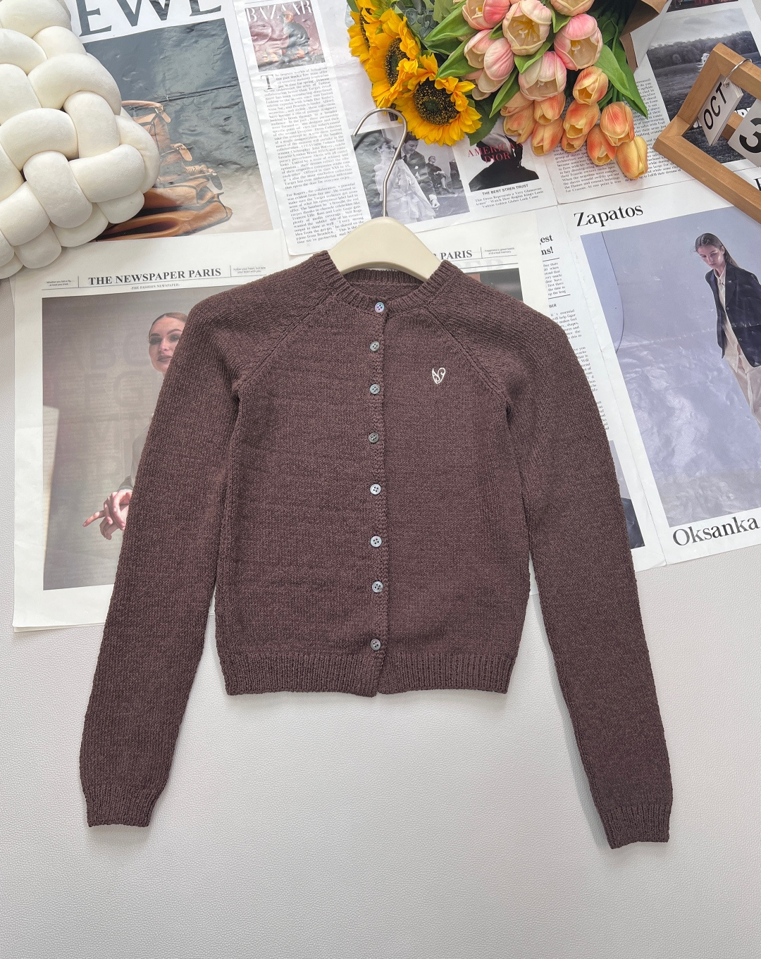 NO:480969,Acne Studios 25SS early autumn new love embroidery short knitted cardigan, heavy-duty letter embroidery craftsmanship high-end luxury custom letter logo buttons can be worn alone and stacked. All yarn buttons are customized. Classic embroidered love logo on the chest. Full of details. The upper body is very textured. The short design shows that the legs are long and not suppressed. The milk-coffee retro and playful suitable for the atmosphere of autumn and winter. Whether it is a date or a daily commuter, it can make you the focus. Three standards are complete, two colors are out of size sml code, acne studios, dior, alexander wang19860909Acne Studios 25SS早秋新款爱心刺绣短款针织开衫,重工字母刺绣工艺 高级奢华 定制字母logo纽扣 可单穿可叠加 纱线扣子全部定制 胸口经典刺绣爱心标识 细节感拉满 ,上身是很有质感的存在 短款的设计显腿长不压身高 奶咖色复古俏皮适合秋冬氛围感 无论是约会还是日常通勤,它都能让你成为焦点.三标齐全,两色出 尺码sml 编码,,acne studios,dior,alexander wang,Women's clothing