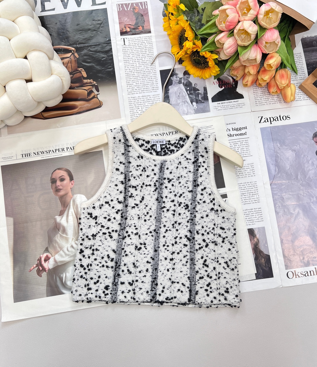 NO:480977,Loewe2025SS new flower dot knitted vest, customized YB wool yarn wool, comfortable to wear, full texture, knit vest cut, vertical stripes, all white background, colorful layers, combined with three-dimensional edge details, highlight the brand style, ready-to-wear is slightly elastic, presenting a slim visual effect, single wear is brilliant and fashionable, customized surface accessories, complete three standards, large-scale products, size sml, edited, loewe, alexander wang19860909Loewe2025SS新款花点结子针织背心,定制YB羊毛纱线织造 穿搭舒适 质感十足 针织背心裁剪 竖列条纹通体白底黑斑点 层次丰富多彩 配合立体包边细节 凸显品牌格调 成衣略带有弹力 呈现显瘦视觉效果 单穿内搭都出彩时髦 定制面辅料 ,三标齐全,大货出 尺码sml 编,,loewe,alexander wang,Women's clothing