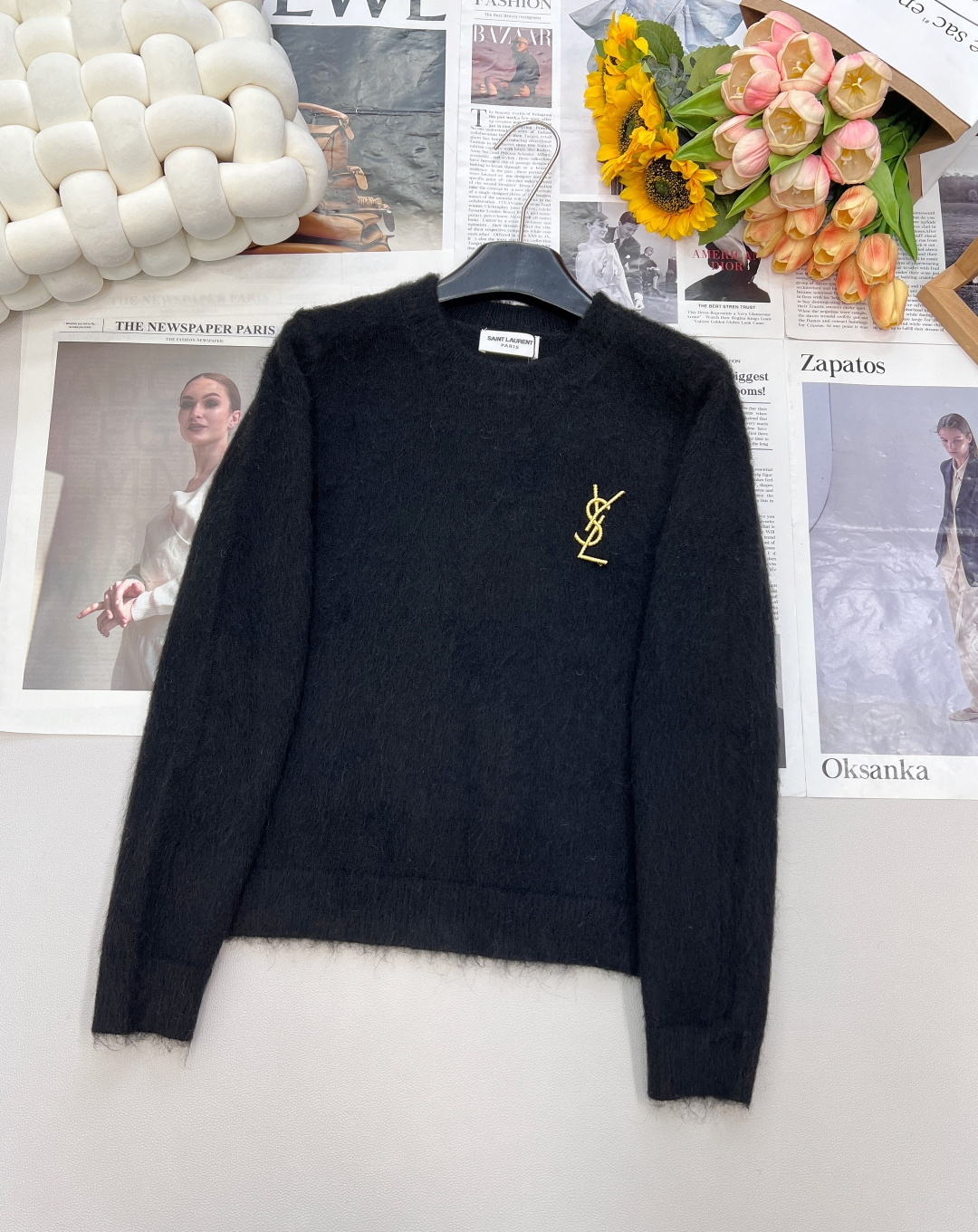 NO:480995,Sanint Lauren*2025SS new brooch letter knit sweater Customized YB wool yarn wool soft and comfortable fashionable and slim round neck pullover sweater cut The whole body is covered with elastic thread fit and tightened, neat and exquisite and elegant, chest logo brooch letter decoration, showing the brand's best atmosphere, the upper body adds Korean gentle and literary atmosphere, the inner layer is layered perfect in autumn and winter, customized surface accessories, three standards, three colors, size sml code S,,sweaters,brooch, breastpin,alexander wang19860909Sanint Lauren*2025SS新款胸针字母针织毛衣 定制YB羊毛纱线织造 柔软舒适 洋气显瘦 圆领套头毛衣剪裁 通体包边饰以弹力螺纹贴合收紧 利落精致优雅感拉满 胸前标志胸针字母装饰 展现品牌最拿手的氛围穿搭 上身增添韩式温柔文艺气息 秋冬内搭叠穿都完美 定制面辅料 ,三标齐全,三色出 尺码sml 编码S,,sweaters,brooch，breastpin,alexander wang,Women's clothing