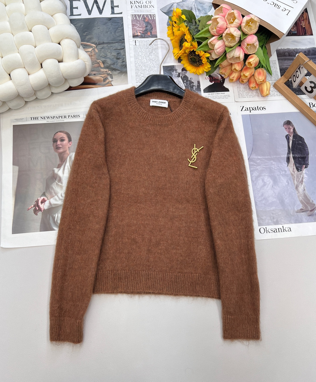 NO:481014,Sanint Lauren*2025SS new brooch letter knit sweater Customized YB wool yarn wool soft and comfortable fashionable and slim round neck pullover sweater cut The whole body is covered with elastic thread fit and tightened, neat and exquisite and elegant, chest logo brooch letter decoration, showing the brand's best atmosphere, the upper body adds a Korean gentle and literary atmosphere, the inner layer is layered perfect in autumn and winter, customized surface accessories, three standards, three colors, size sml wool, sweaters, brooch, breastpin, alexander wang19860909Sanint Lauren*2025SS新款胸针字母针织毛衣 定制YB羊毛纱线织造 柔软舒适 洋气显瘦 圆领套头毛衣剪裁 通体包边饰以弹力螺纹贴合收紧 利落精致优雅感拉满 胸前标志胸针字母装饰 展现品牌最拿手的氛围穿搭 上身增添韩式温柔文艺气息 秋冬内搭叠穿都完美 定制面辅料 ,三标齐全,三色出 尺码sml 编,,sweaters,brooch，breastpin,alexander wang,Women's clothing
